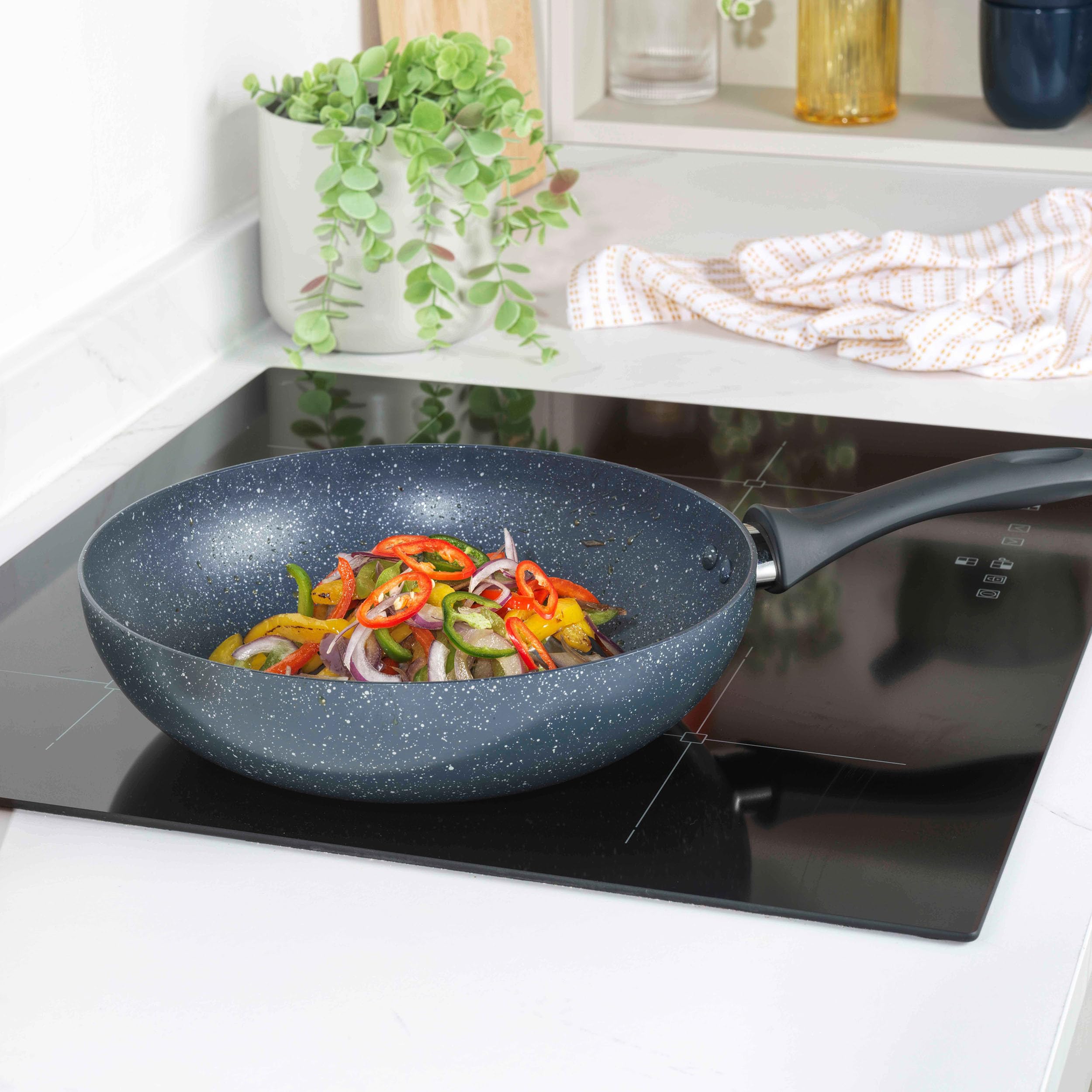 Russell Hobbs RH00851EU Nightfall Stone 28cm wok, padella soffrigante, alluminio pressato, piatto misto, piatto a induzione, Sicuro per induzione, per friggere, friggere patate/verdure, marmo blu