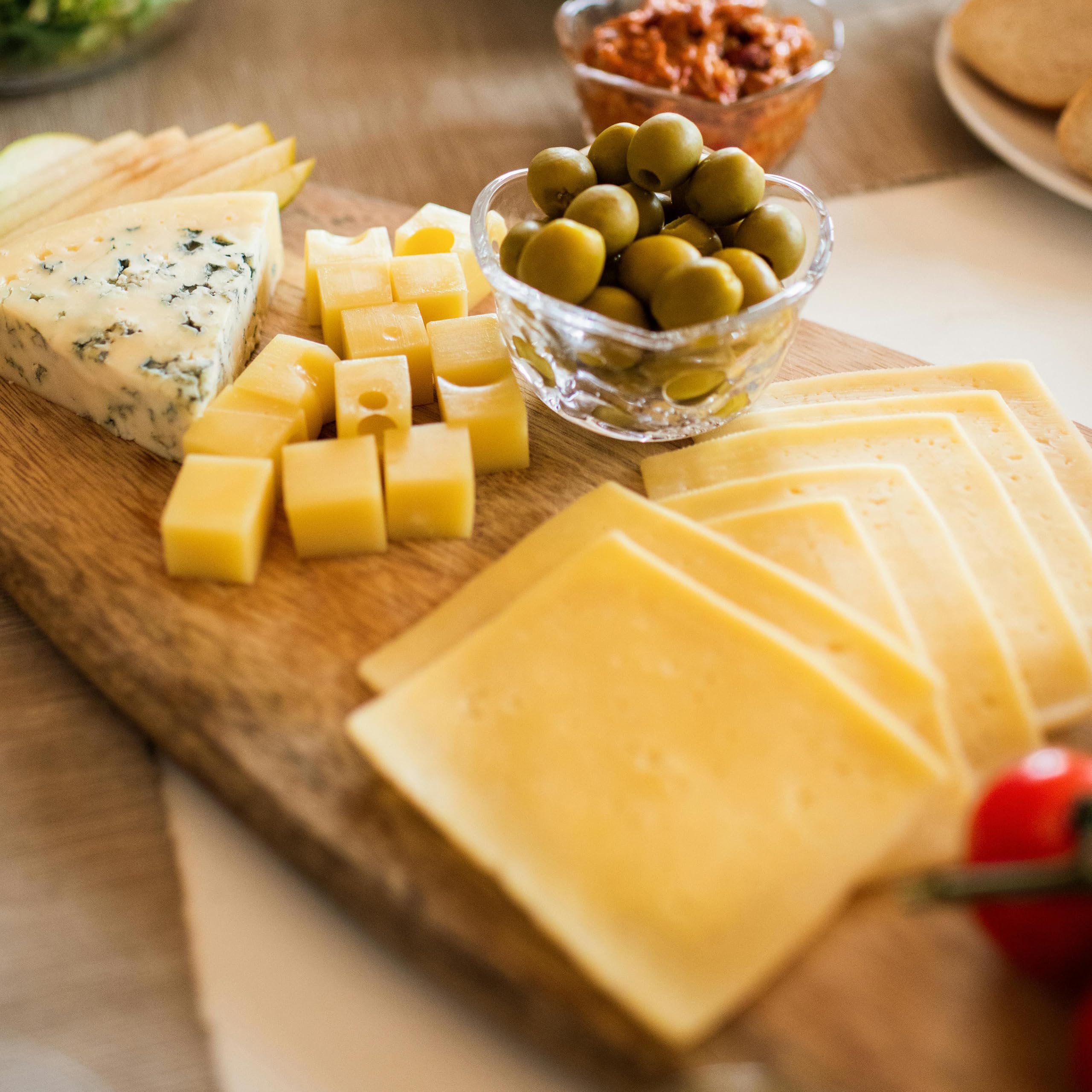 WYKE Spicy-CHEDDAR-KÄSE 38 Scheiben 2x 980g Großpackung cheddar cheese leicht scharf englischer Hartkäse ideal zu Toasties Burger Sandwiches Wraps Saucen Käseplatten