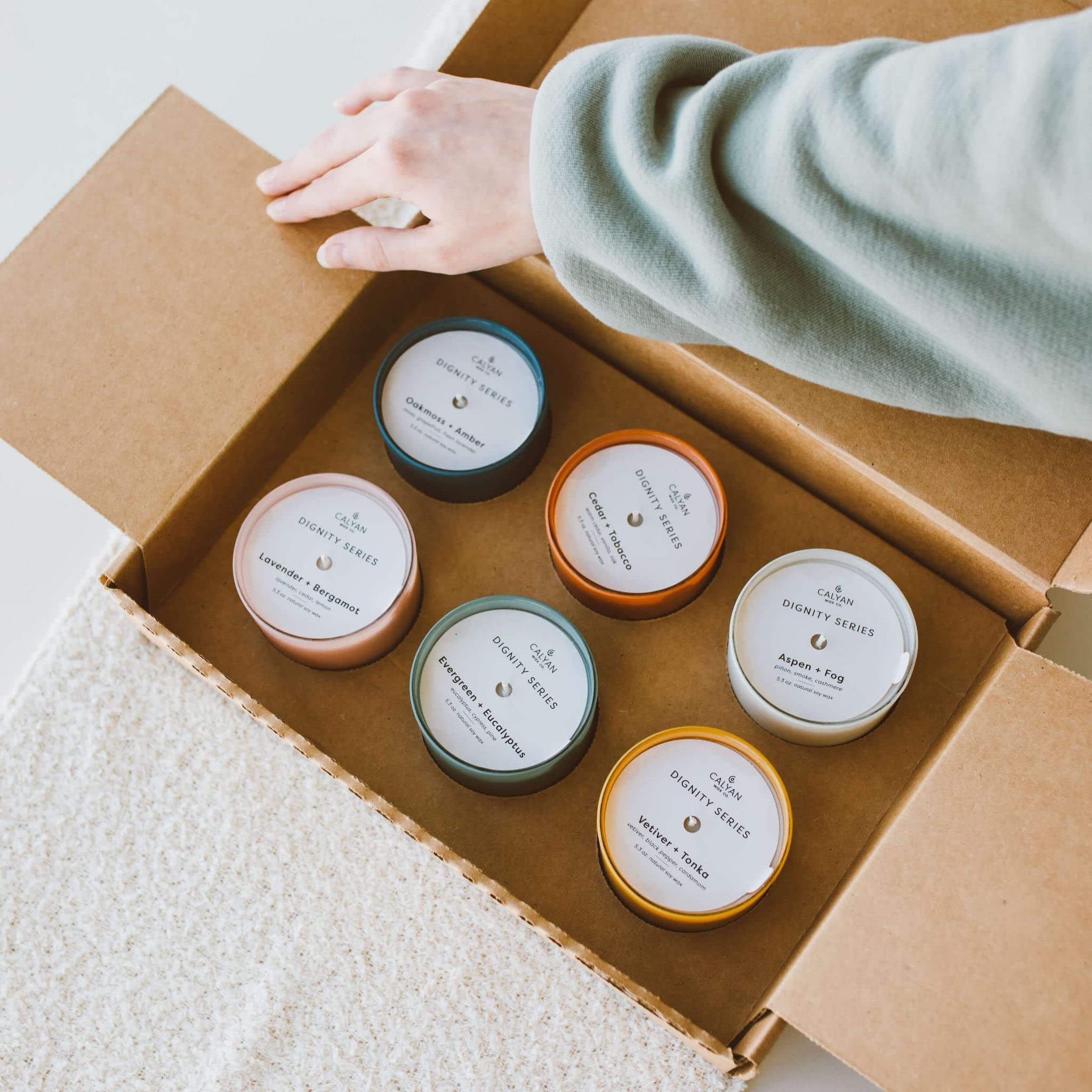 Calyan Wax Co. The Dignity Series - Juego de 6 velas perfumadas de primera calidad para el hogar en tarros de vidrio coloridos, 100% cera de soja, 7 onzas cada una, juego de velas de regalo para mujer