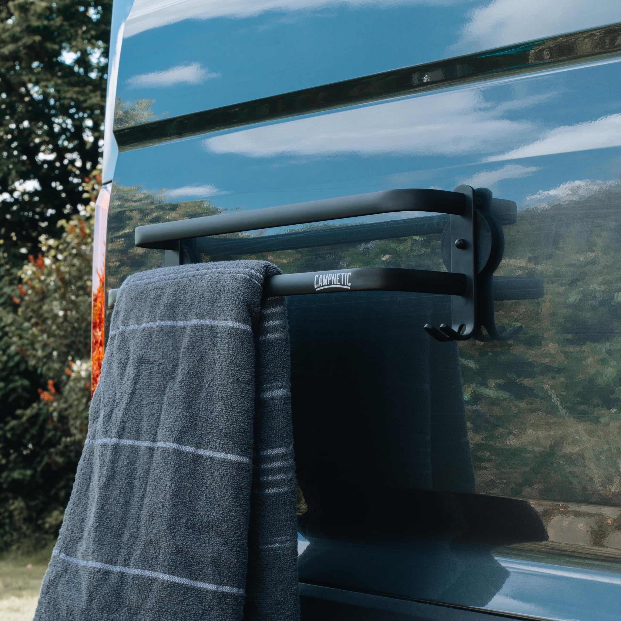 Campnetic magnetischer Handtuchhalter schwarz 50cm - Camper Zubehör für Kastenwagen, Vans, Wohnmobile - Offroad Zubehör - Magnet Handtuch Halter - inkl. Aufbewahrungsbeutel - gummierte Magnete