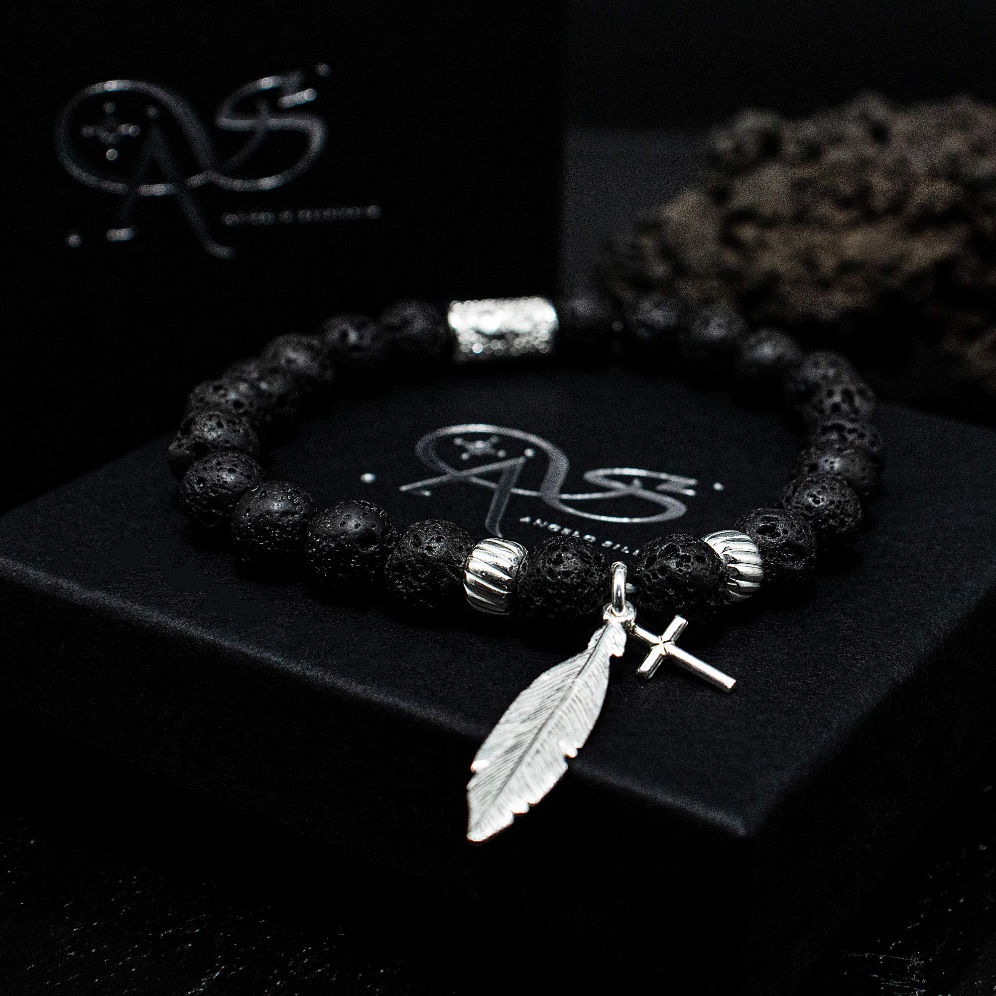 Bracciale in argento sterling lava 925 Bracciale con perline Ciondolo nero Croce di piume 8 mm (Piuma e croce)