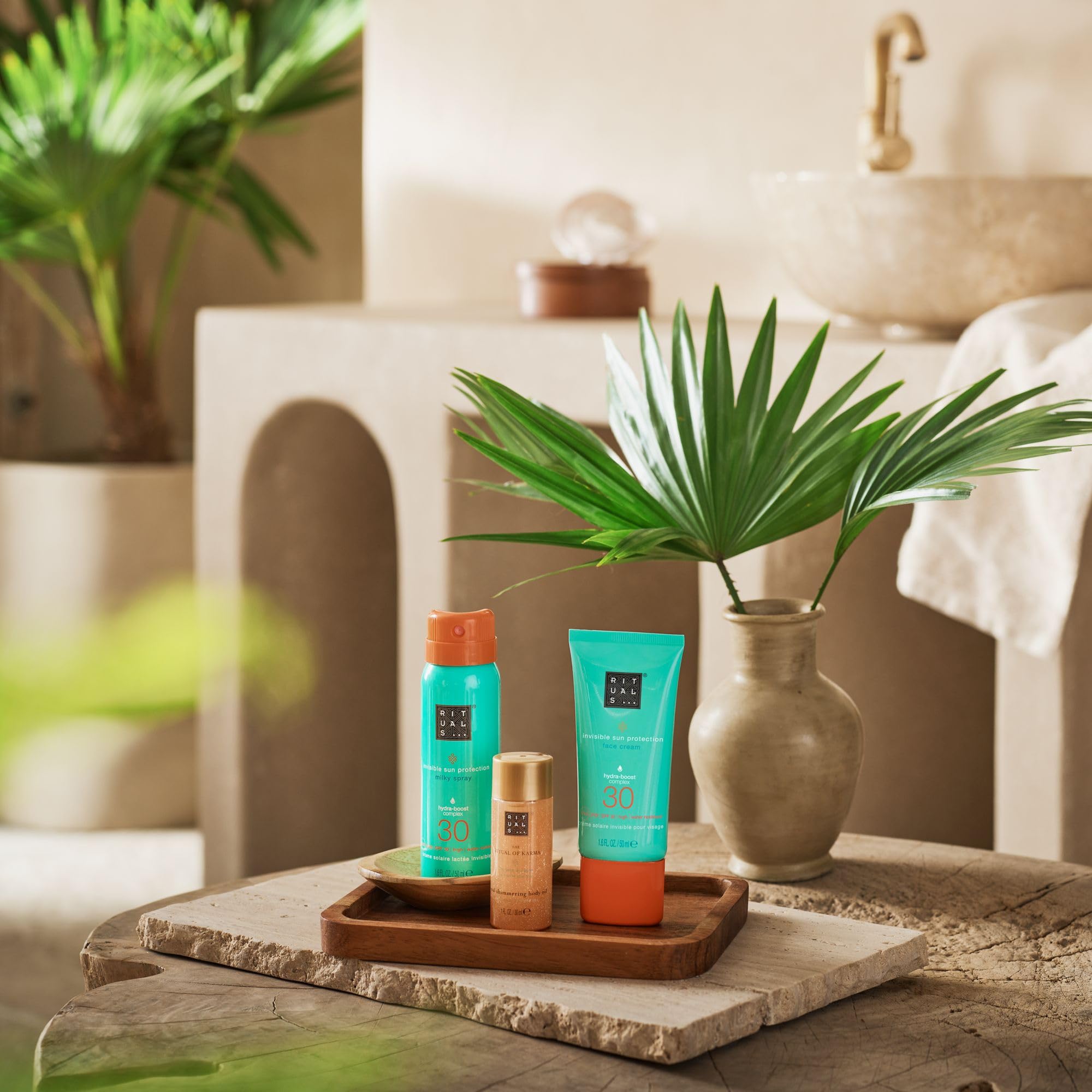 Rituals The Ritual of Karma | Sommertrio | Gesichtssonnenschutz mit LSF 30, Sonnenschutzspray mit LSF 30 und schimmerndes Körperöl | Geschenkset mit Lotus und weißem Tee