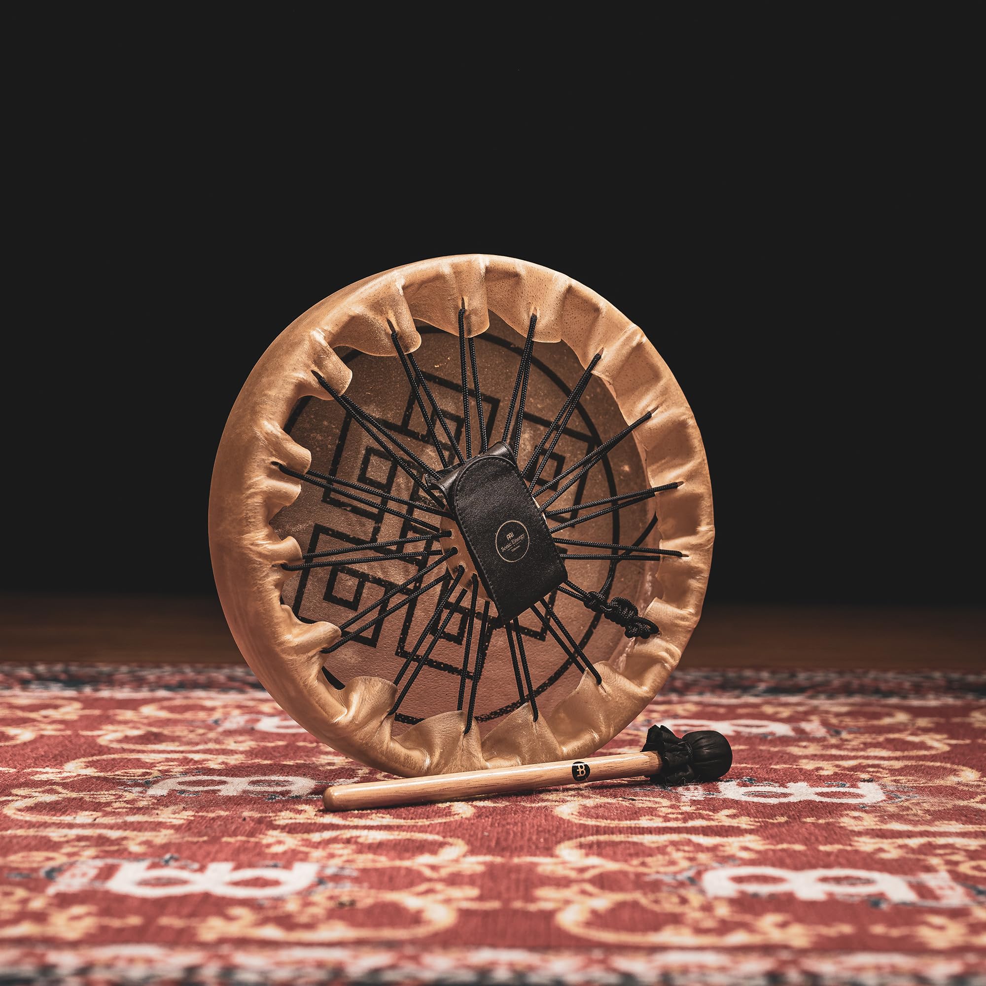 Sonic Energy Frame Drum 15 Pollici – Endless Knot – Tamburo a mano per meditazione, viaggi sonori, percussioni – Strumento sciamanico con pelle di bufalo – incluso battente (HOD15-EK)