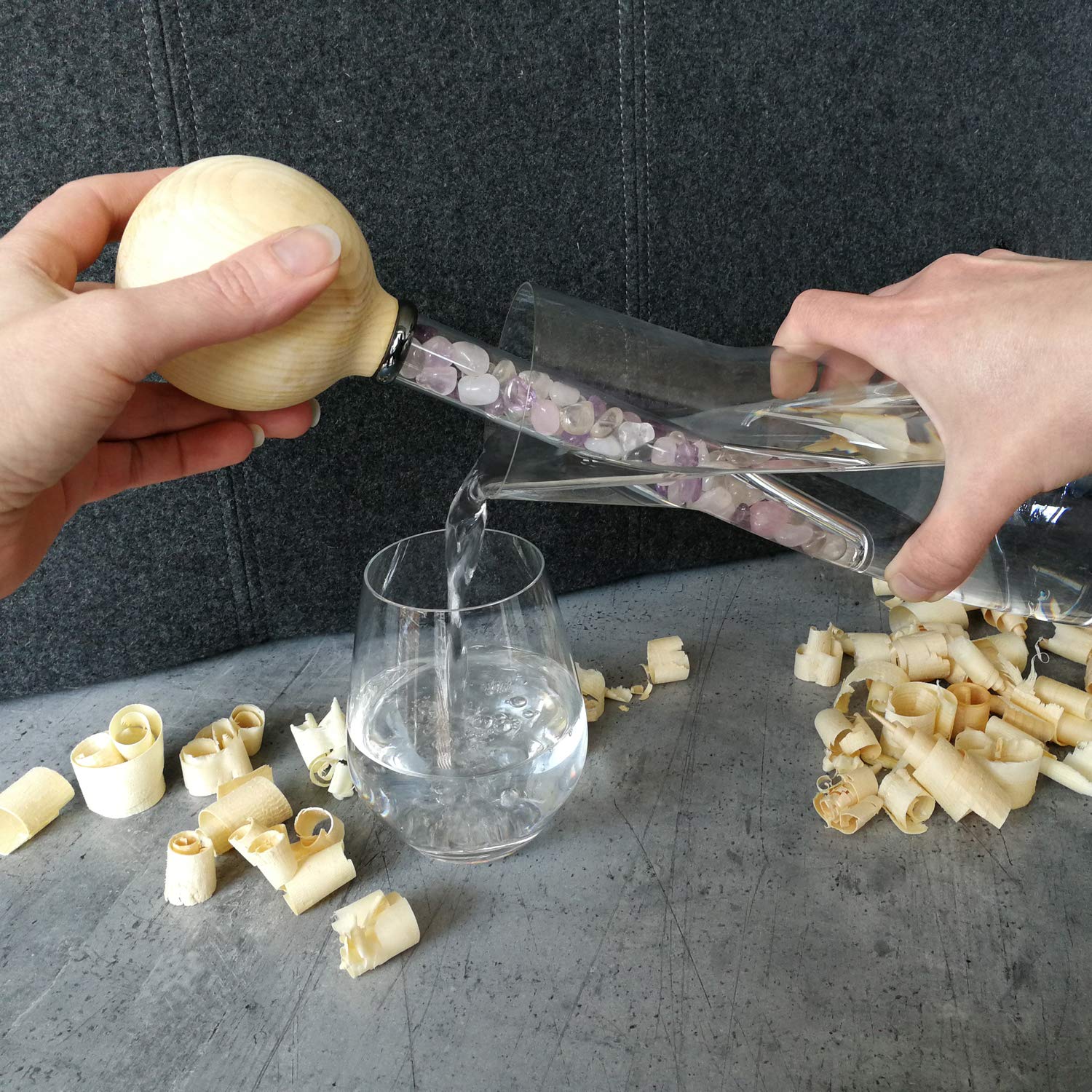 Bola de pino original para agua de piedras preciosas con 3 piedras preciosas y aroma a pino. Compatible con jarra de cristal de 1 l de la familia de pinos