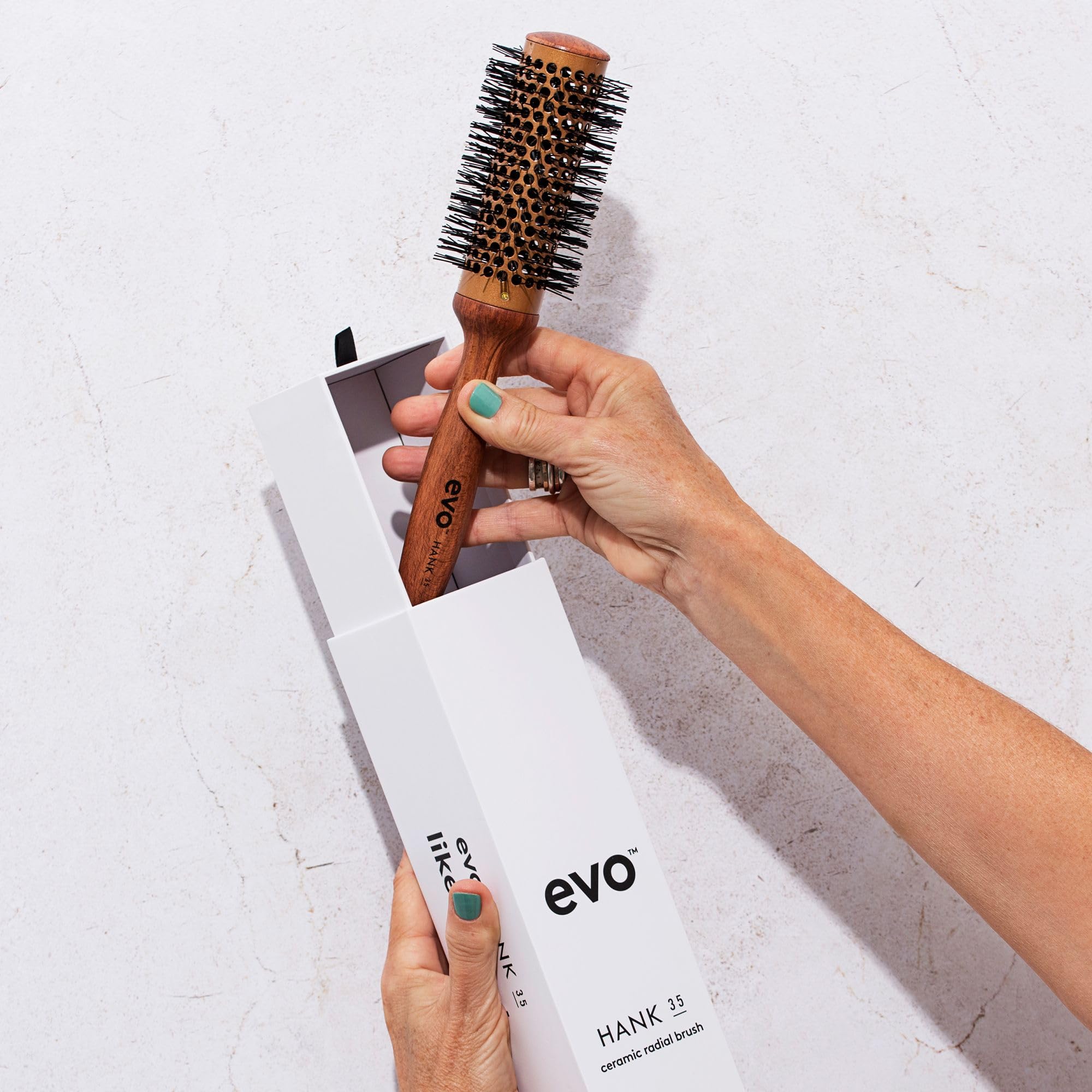 Evo Hank Ceramic Radial Brush 52 mm, ceramiczna szczotka do szybkiego i łatwego suszenia włosów, szczotka do włosów dla kobiet, kobiet i mężczyzn, wyprodukowana z certyfikowanego drewna