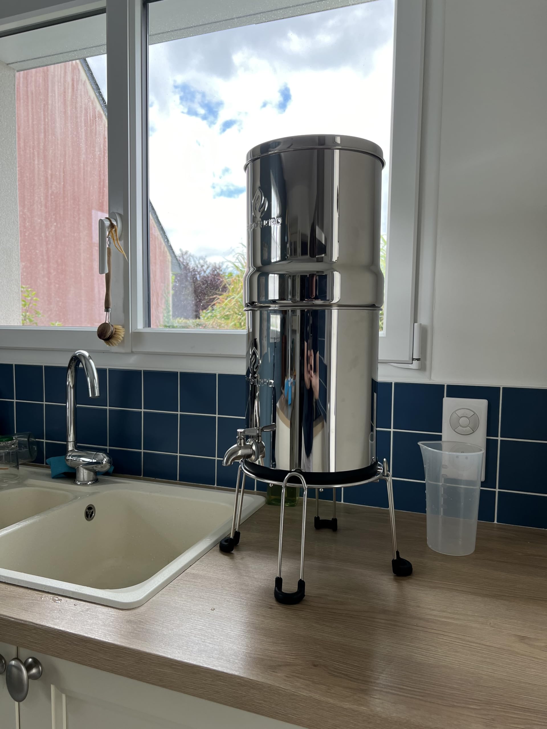EUROGUARD® Filtre à gravité - Système de Filtration d'eau en Acier Inoxydable 304, 8,5 L, 2 filtres à Charbon Actif, Robinet 100% INOX avec Support en Acier Inoxydable