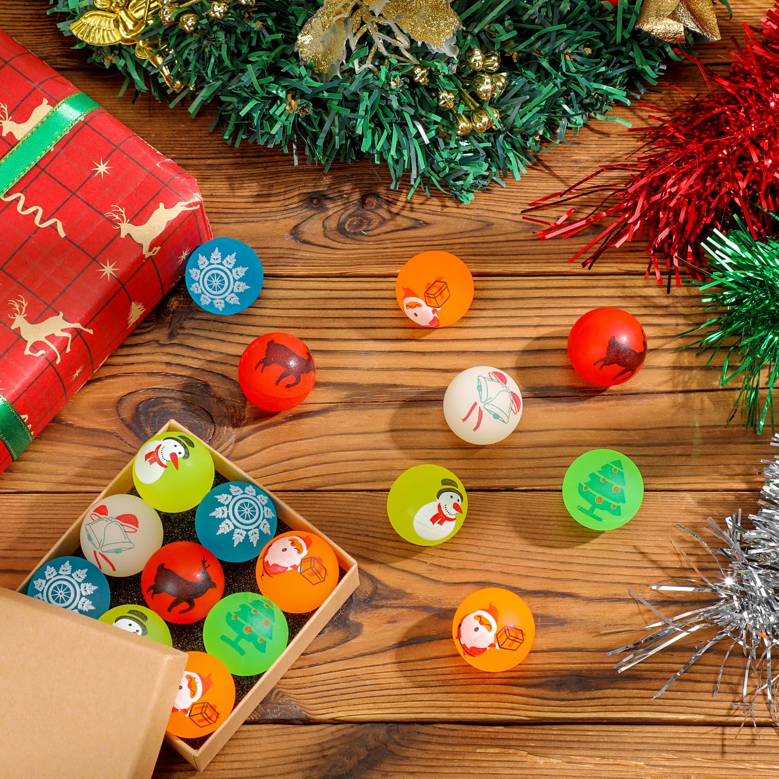 Junkin 100 Stück Weihnachtsflummis, leuchtet im Dunkeln, leuchtende Gummibälle, 3,2 cm, kleiner Hüpfball, Weihnachtsmann, Weihnachtsbaum, Schneemann, Hüpfbälle für Weihnachten, Party, Gastgeschenke,