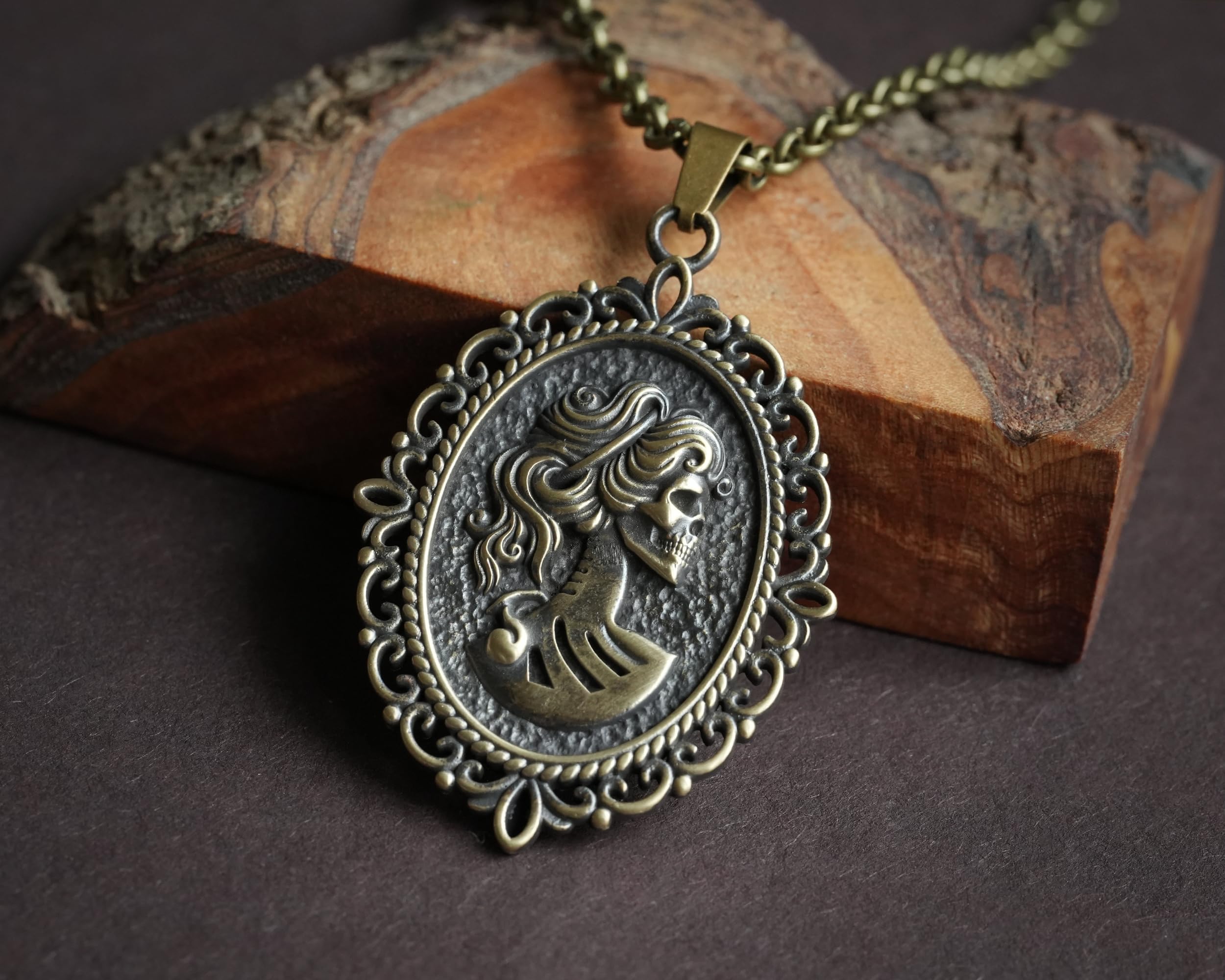 Baldur Jewelry Gothic-Halskette mit Skelettdame aus Messing | In Europa handgefertigte viktorianische Skelettdame mit 56 cm langer bronzefarbener Stahlkette.