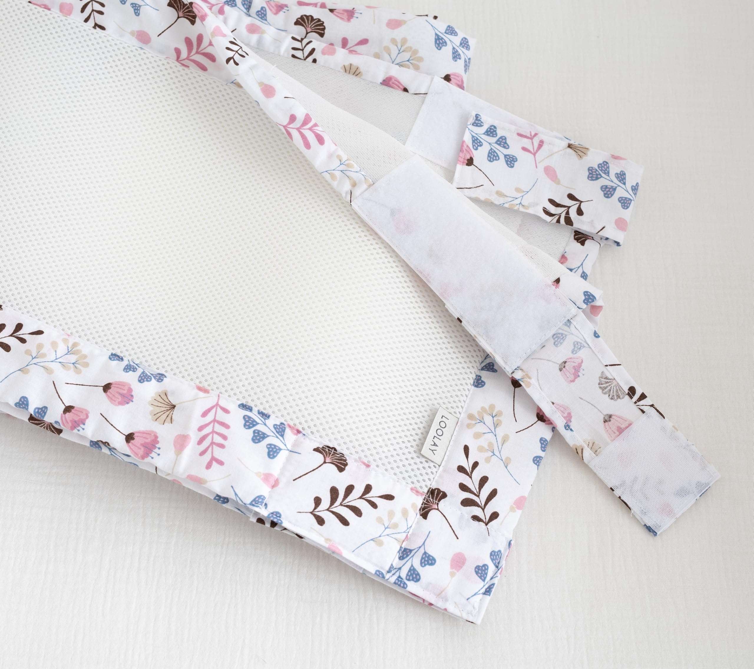 Bettumrandung Babybett 60x120 cm – 2 teiliges 110x30 cm Set – Atmungsaktiver 5 mm Netzstoff – Babybett Umrandung mit starkem Klettverschluss – Sicherer Gitterbett Umrandung (ROSA Blumen/Weiß Netz)