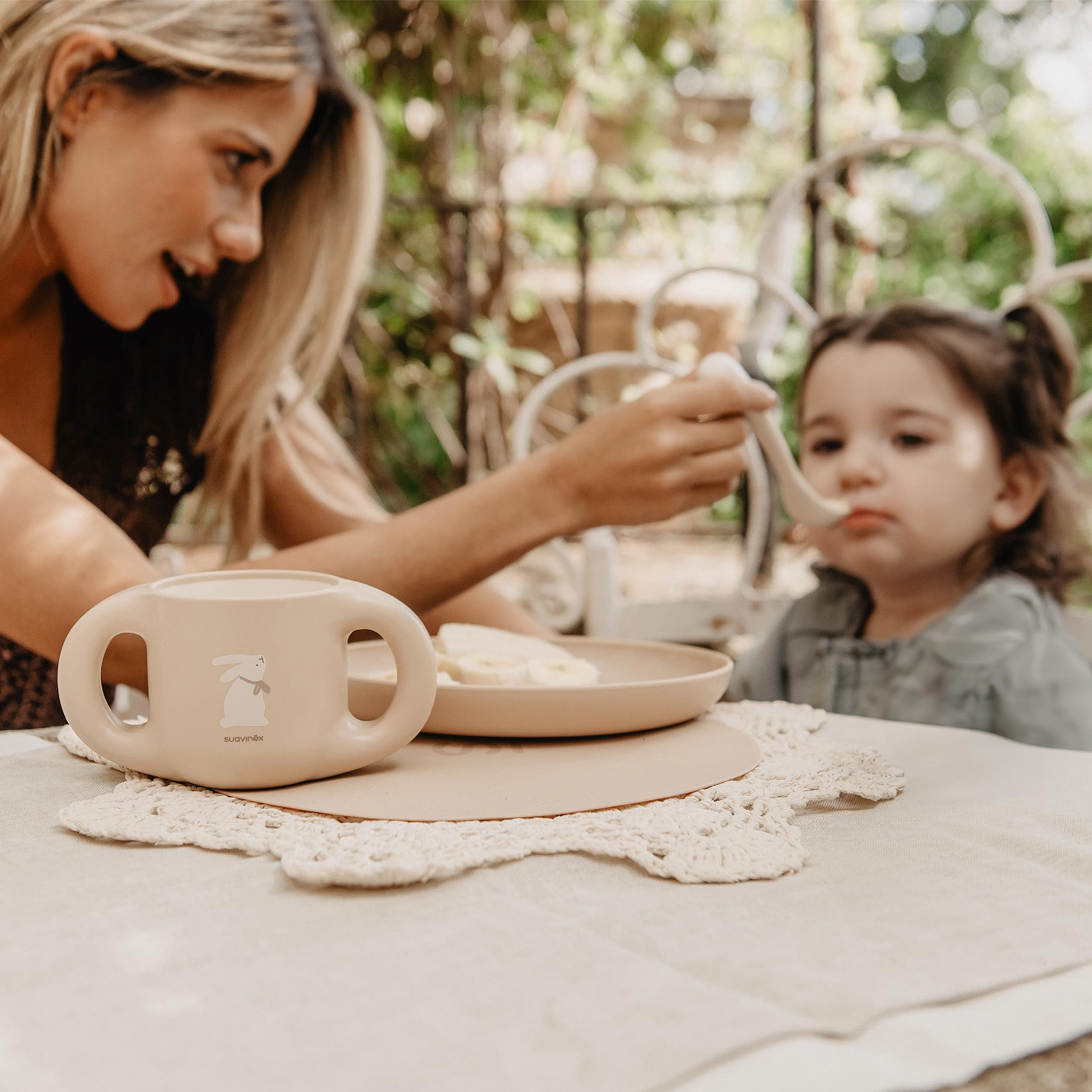 Suavinex, Set Vaisselle Bébé. Coffret Repas Enfant, 5 pièces. Comprend : Assiette + Bol + Tasse + Cuillère + Nappe Antidérapante. 6+ Mois. Durable, Apte pour le lave-vaisselle, Micro-onde. Rose