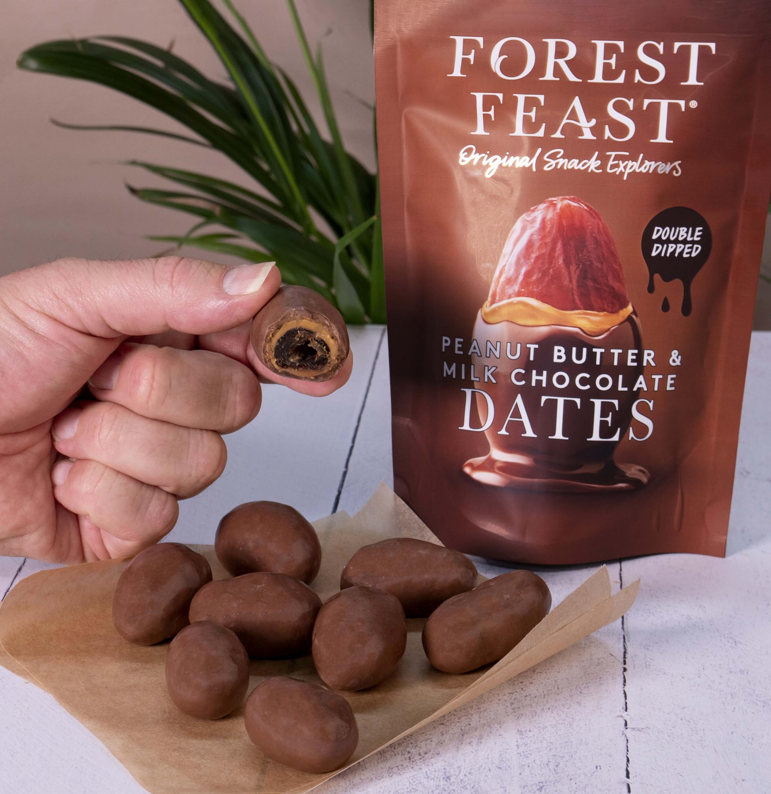 FOREST FEAST Daktyle z masła orzechowego i czekolady mlecznej 6 x 140 g | Podwójne daktyle nour w belgijskiej czekoladzie mlecznej, daktyle z masłem orzechowym, czekoladą owocową z czekoladą