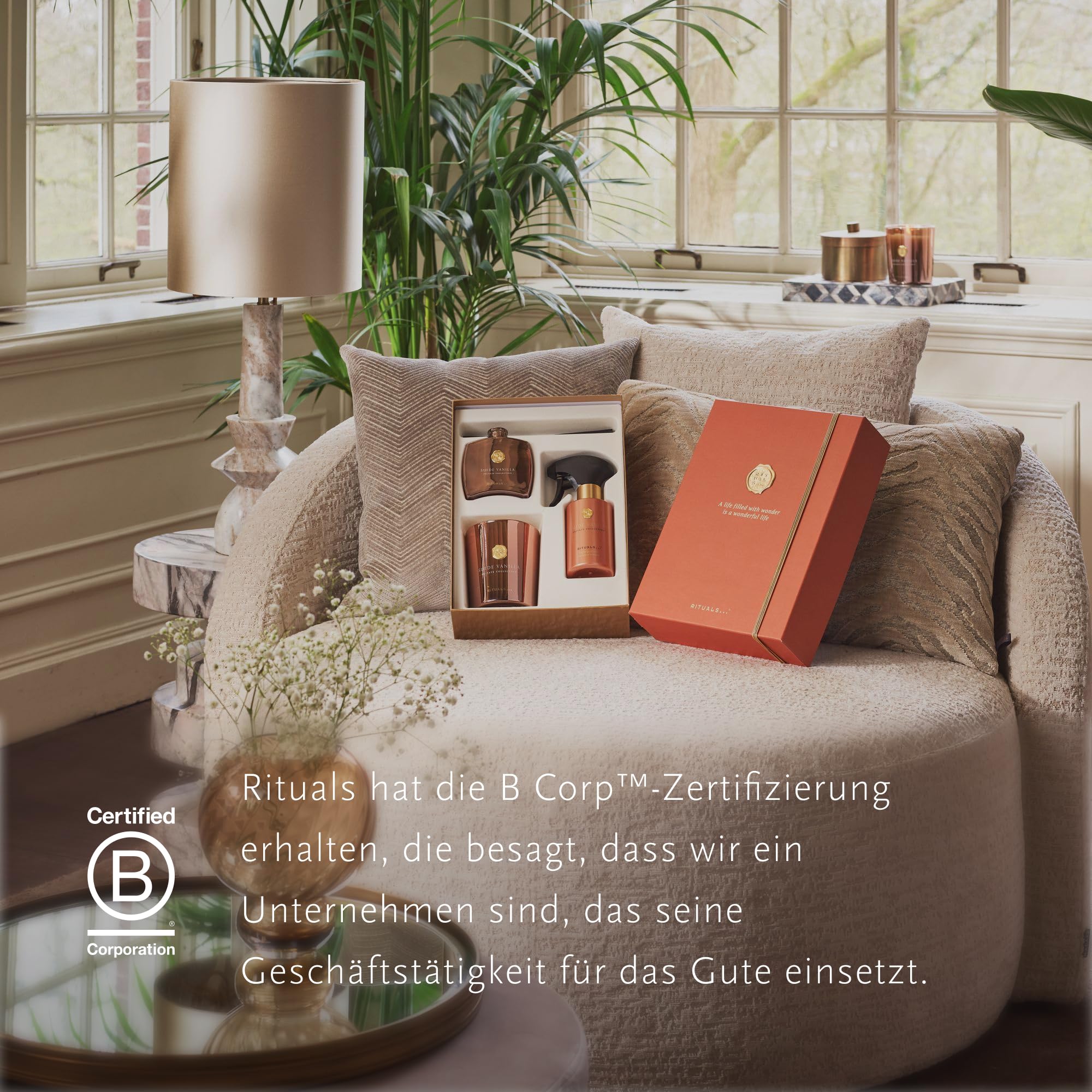 RITUALS Geschenkset Suede Vanilla Large – luxuriöse Raumdüfte aus der Private Collection – Aromatherapie-Geschenkbox mit Raumparfüm, Duftkerze und Duftstäbchen
