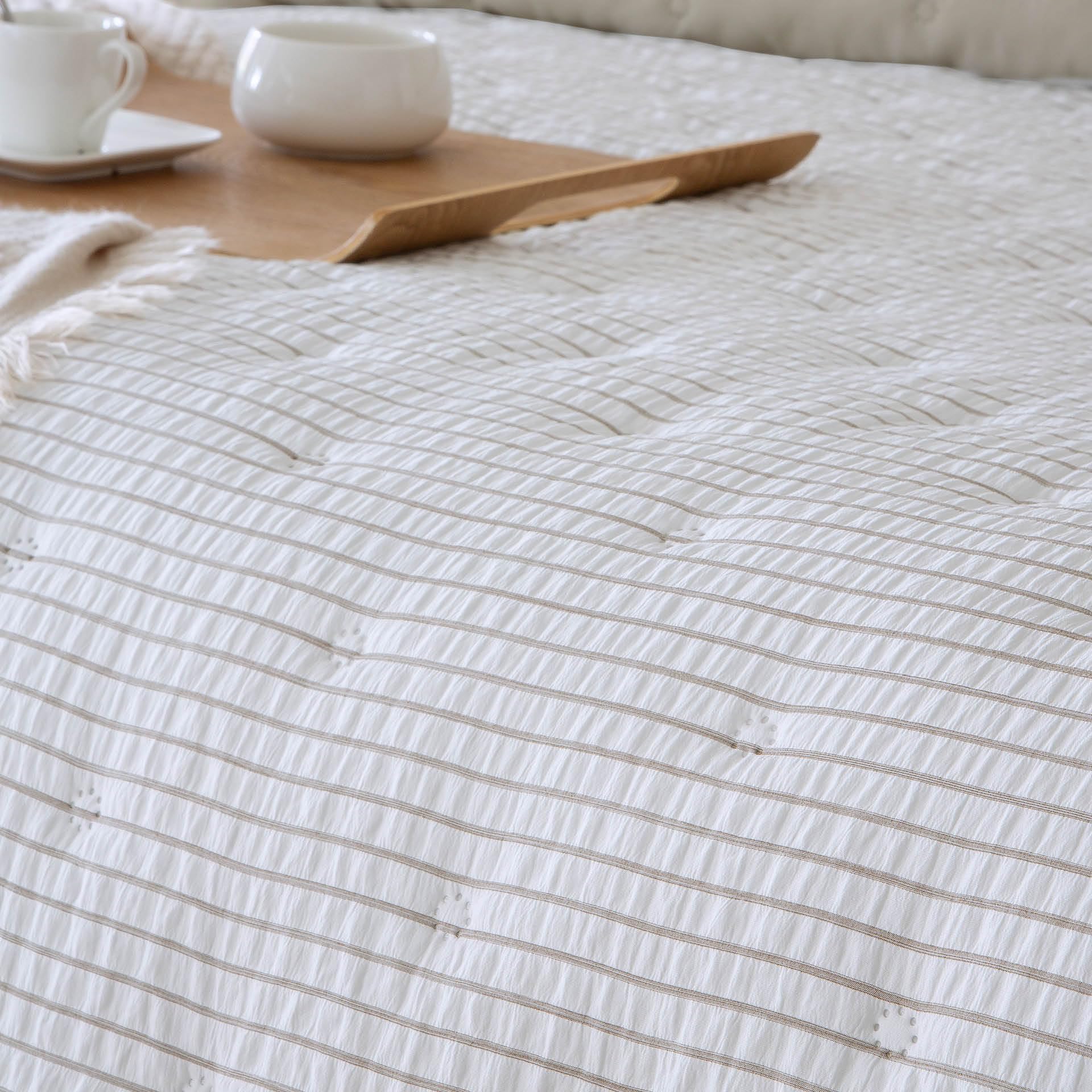 Fundeco - Colcha de Invierno Tejido Jacquard - Bouti Modelo Royal Beig - Cama 105 - Incluye Funda Cojín 50 x 70 cm - Diseño Elegante y Suave al Tacto