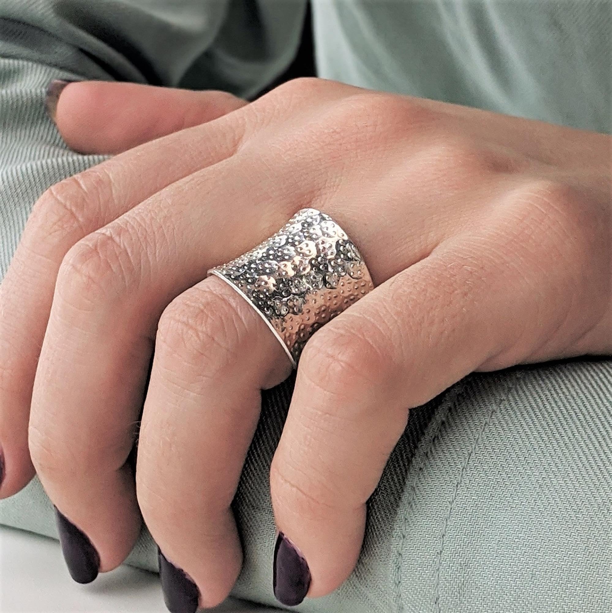 81stgeneration Hill Tribe Anillo de Banda Ancha Martillado de Plata con Textura de Puntos | Anillo Cóncavo Ajustable de Plata 999 para Mujer | Joyería Tribal Medieval | Anillos Gruesos para el Pulgar