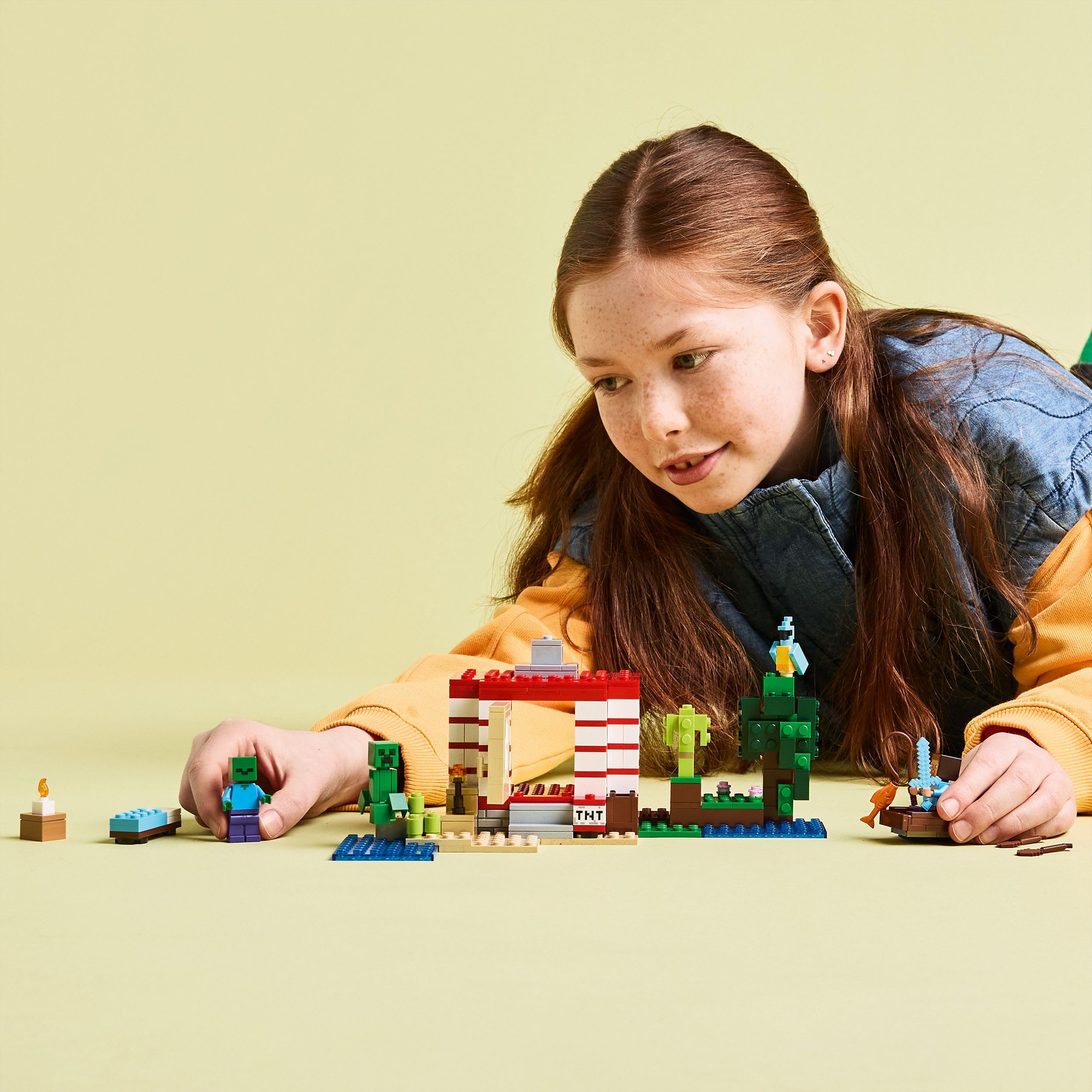 LEGO Minecraft Casa nella Giungla Esplosiva - Giocattolo Interattivo con Modello di Barca, Figure di Steve, Creeper e Zombie, Funzione TNT - Regalo per Gamer, Bambini e Bambine da 8 Anni in su - 21275
