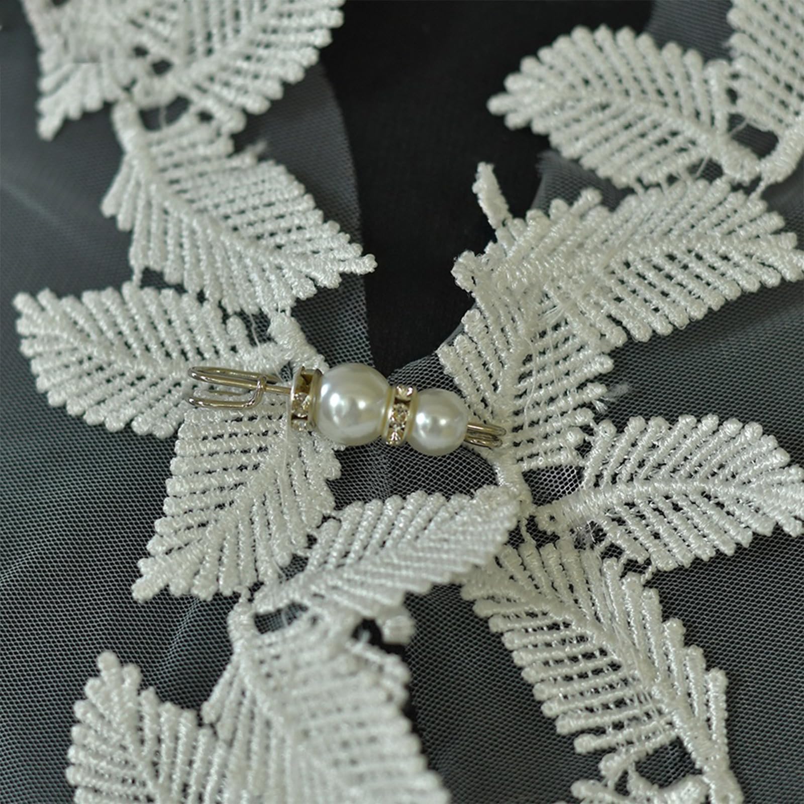 Delicato avvolgimento da matrimonio decorato con aghi, color crema