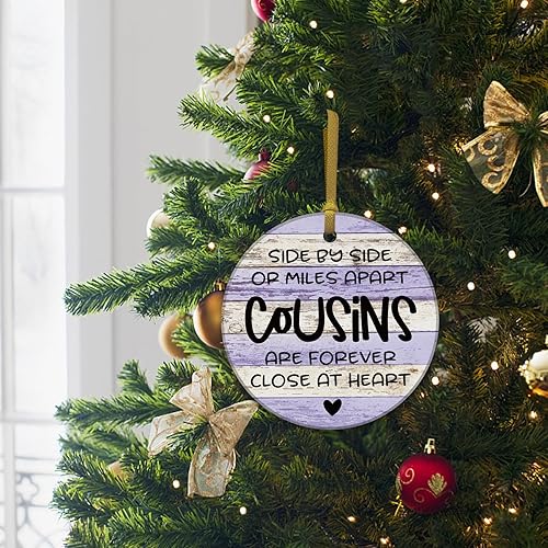 Miniatura 4 de REWIDPARTY Divertido adorno de primo  Cousins are Forever Close at Heart  Adorno redondo de cerámica de 3 pulgadas con cinta dorada, caja de regalo,