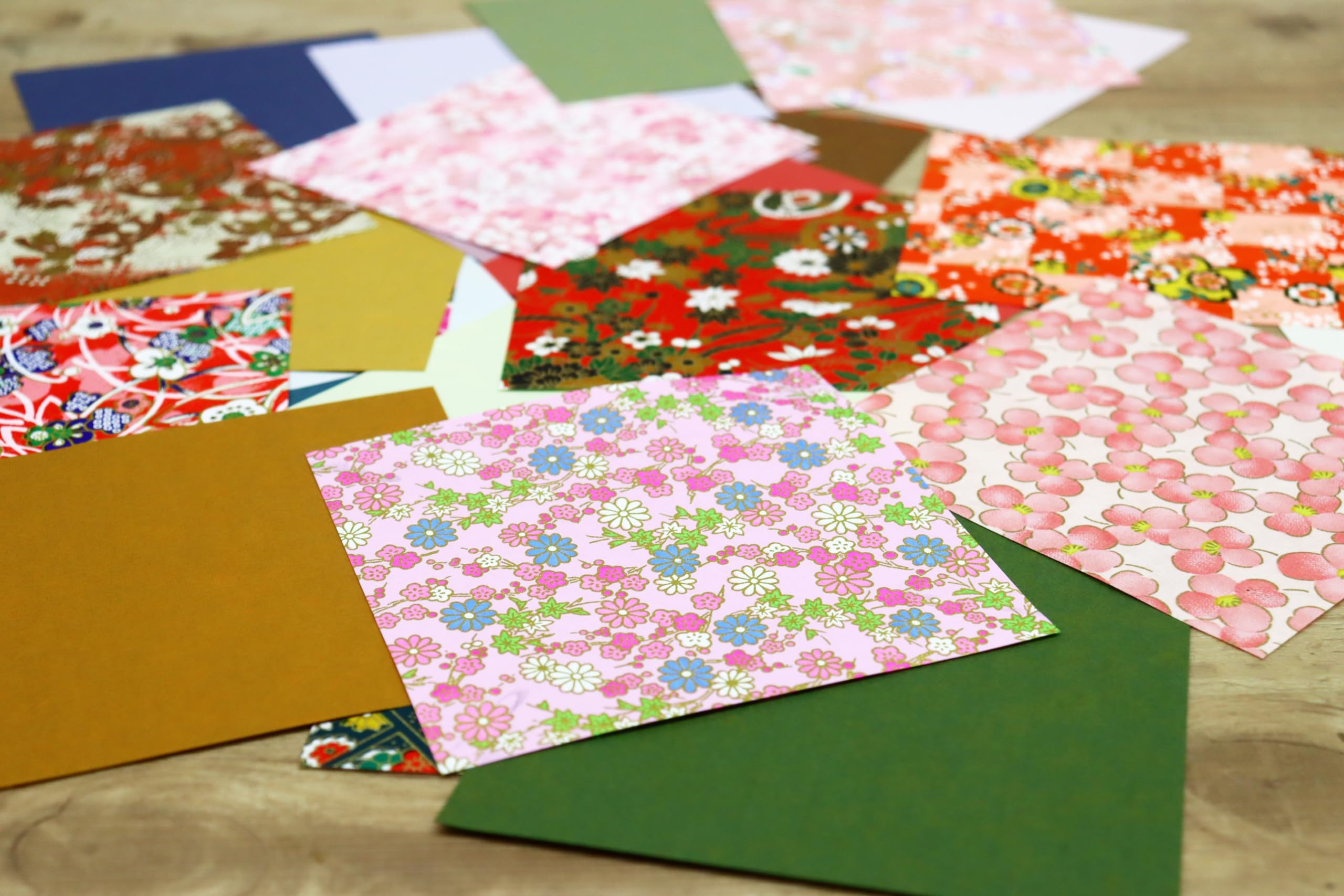 Amazon.co.jp: 日本製 昔ながらの 千代紙(12×12cm)中 : ホビー