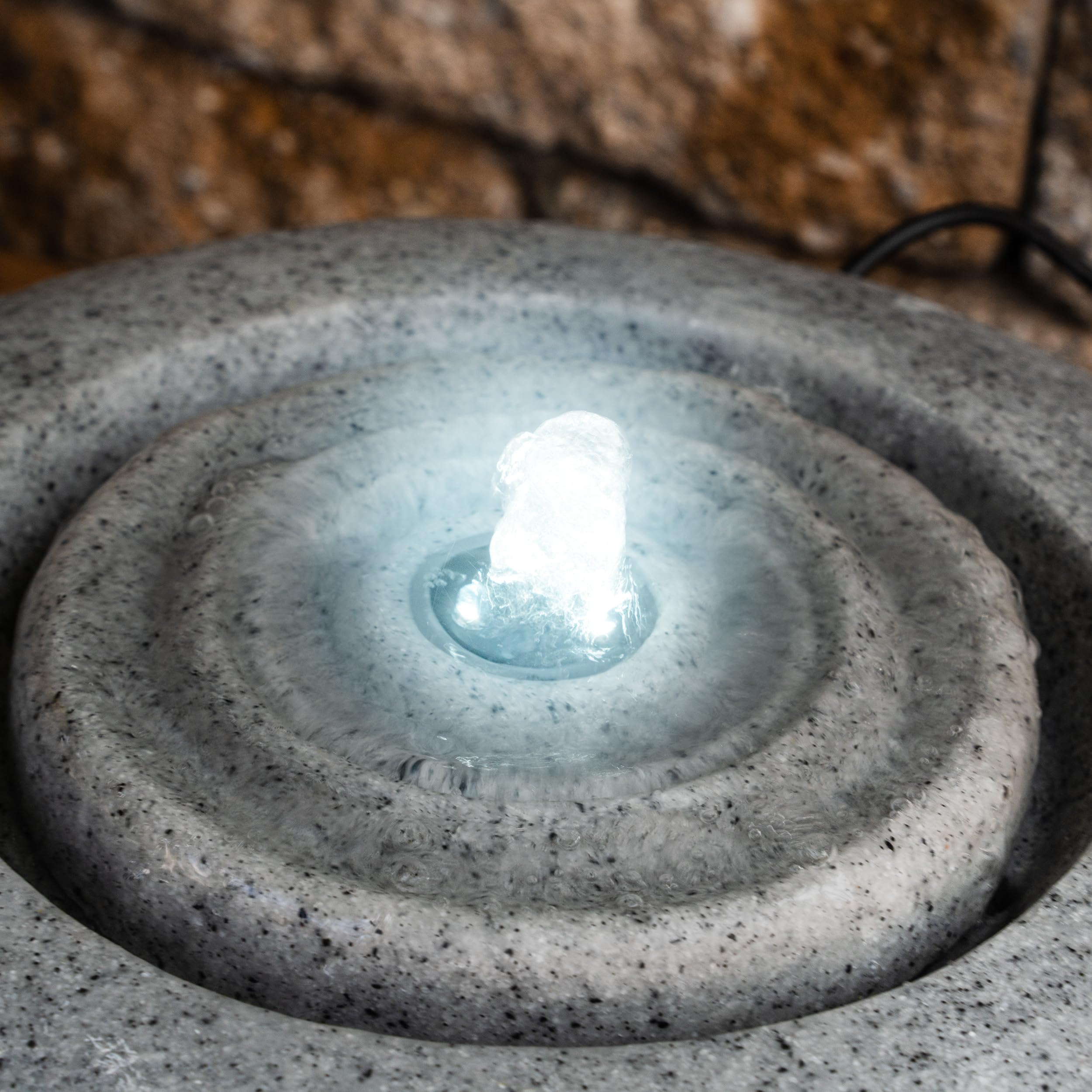 esotec Solar Gartenbrunnen Rundwasserquelle mit LED-Licht, runder Wasserbrunnen im Quellstein-Design, Solarmodul, Akku, Steinbrunnen-Optik Polyresin 101332
