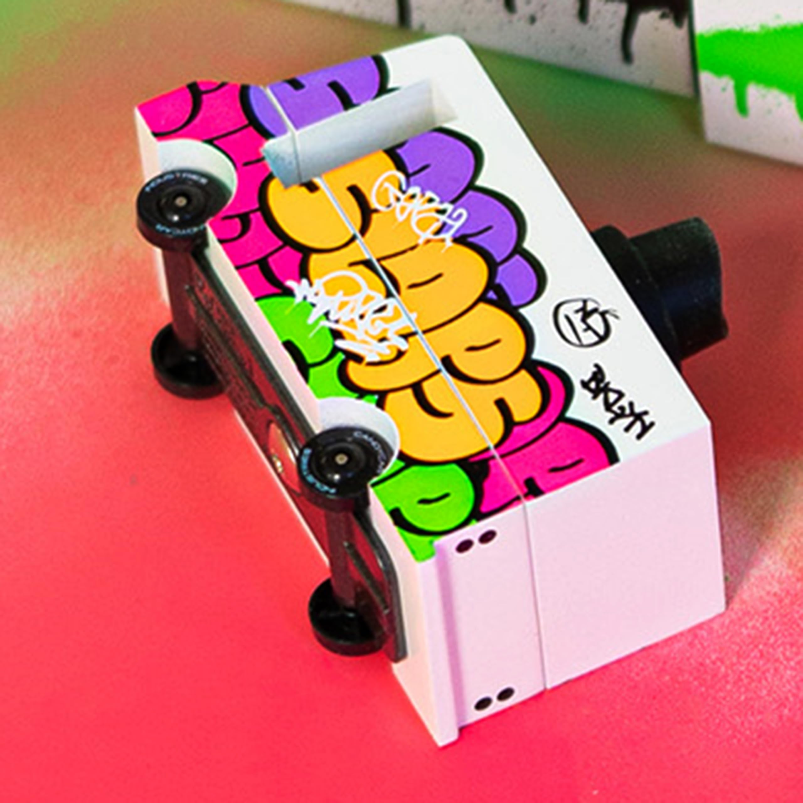 Candylab Toys CANDYCAR kolekcja ciężarówek spożywczych – czarne graffiti, wysokiej jakości ręcznie wykonany samochód z drewna bukowego