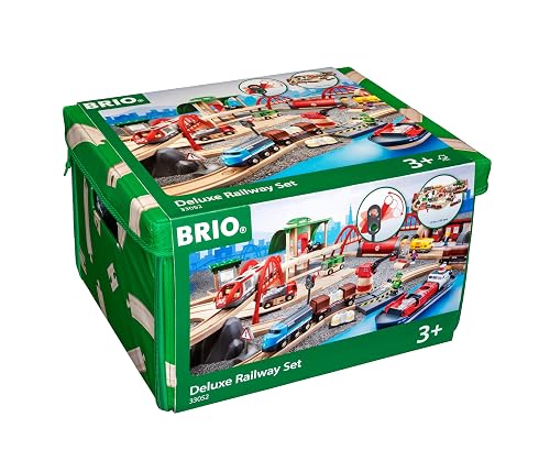BRIO World 33052 Straßen & Schienen Bahn Set Deluxe - Straßen & Schienen Eisenbahn - Kleinkindspielzeug empfohlen für Kinder ab 3 Jahren