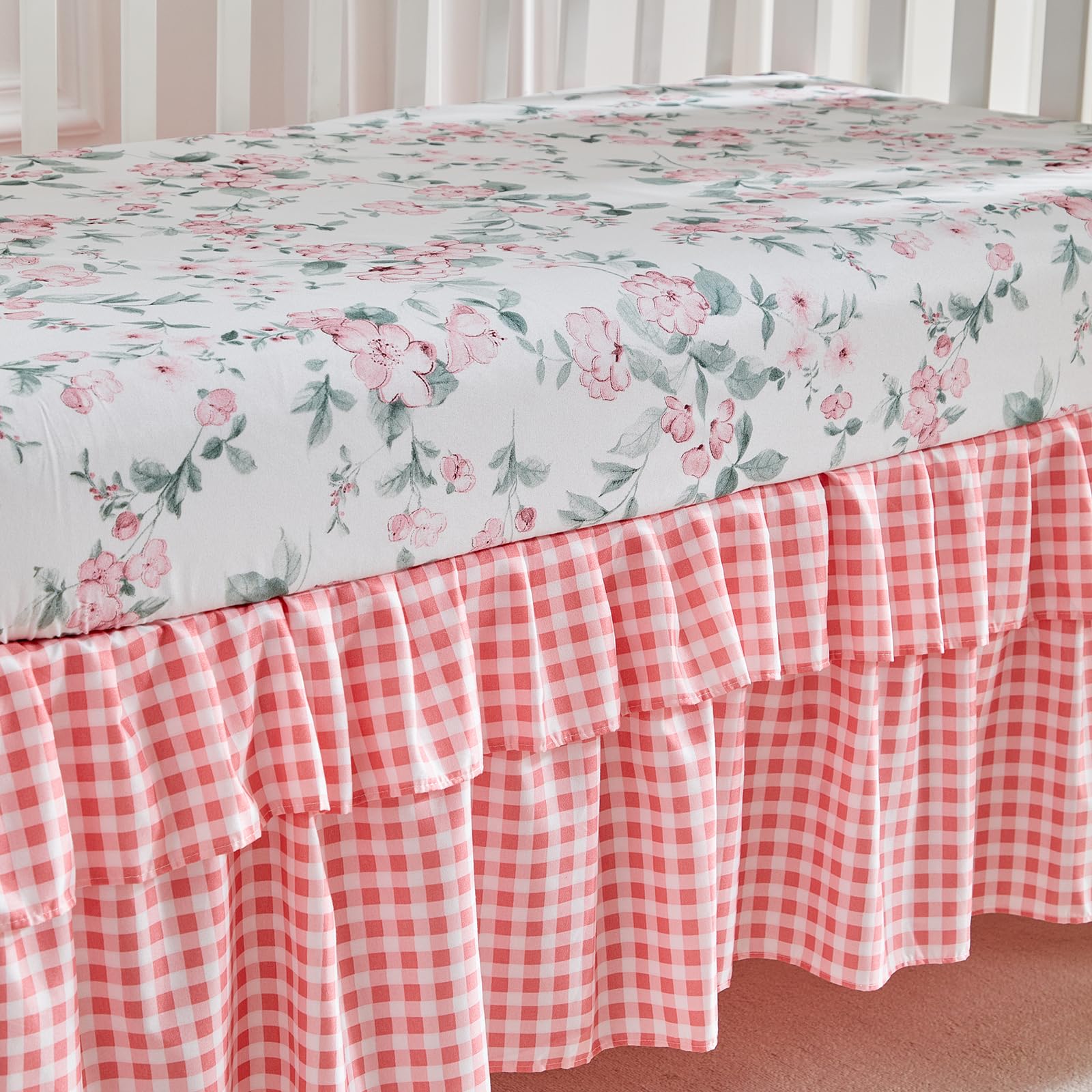 Juego de ropa de cama floral para cuna con volantes, edredón acolchado de flores blancas y rosas con sábana bajera y falda de cama para bebés y niñas, bonito juego de cama con volantes, diseño de