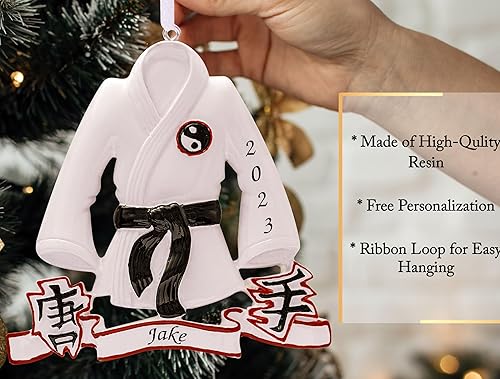 Miniatura 3 de Adorno de Navidad personalizado de karate 2023  Personalización gratuita  Chaqueta de karate personalizada con cinturón negro para el árbol de