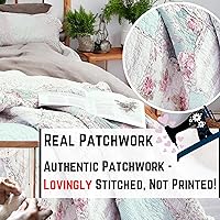 Vista 2 de DaDa Bedding - Juego de colcha de algodón con diseño de retazos florales campestres con un toque de menta, acolchada, con volantes multicolor pastel
