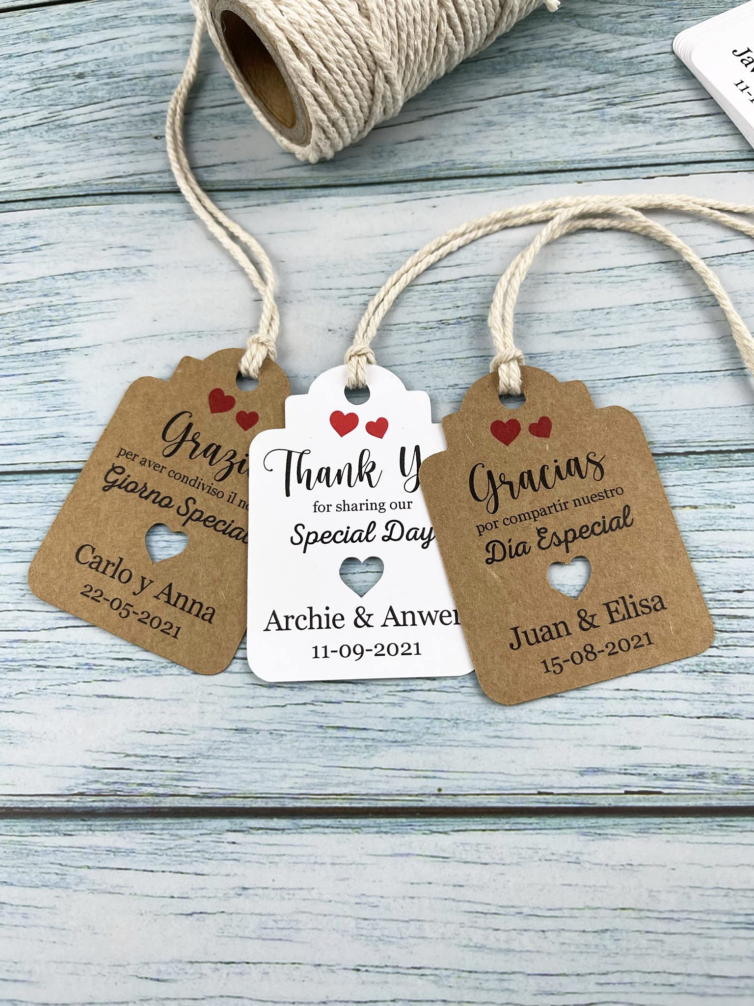 Etiquetas personalizadas de agradecimiento para detalles de Boda "Gracias por compartir nuestro día especial". Varios idiomas. Etiqueta con forma rectangular. VPM Original. Realizado en España