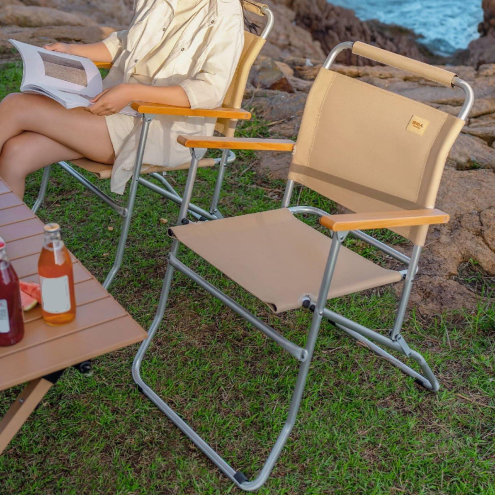 MERIGLARE Campingstuhl Faltbarer Stuhl Klappstuhl Tragbarer Sitz mit Rückenlehne Und Armlehnen aus Metallrahmen für Camping Picknick Garten Reisen Terrasse Festival Geeignet, Khaki