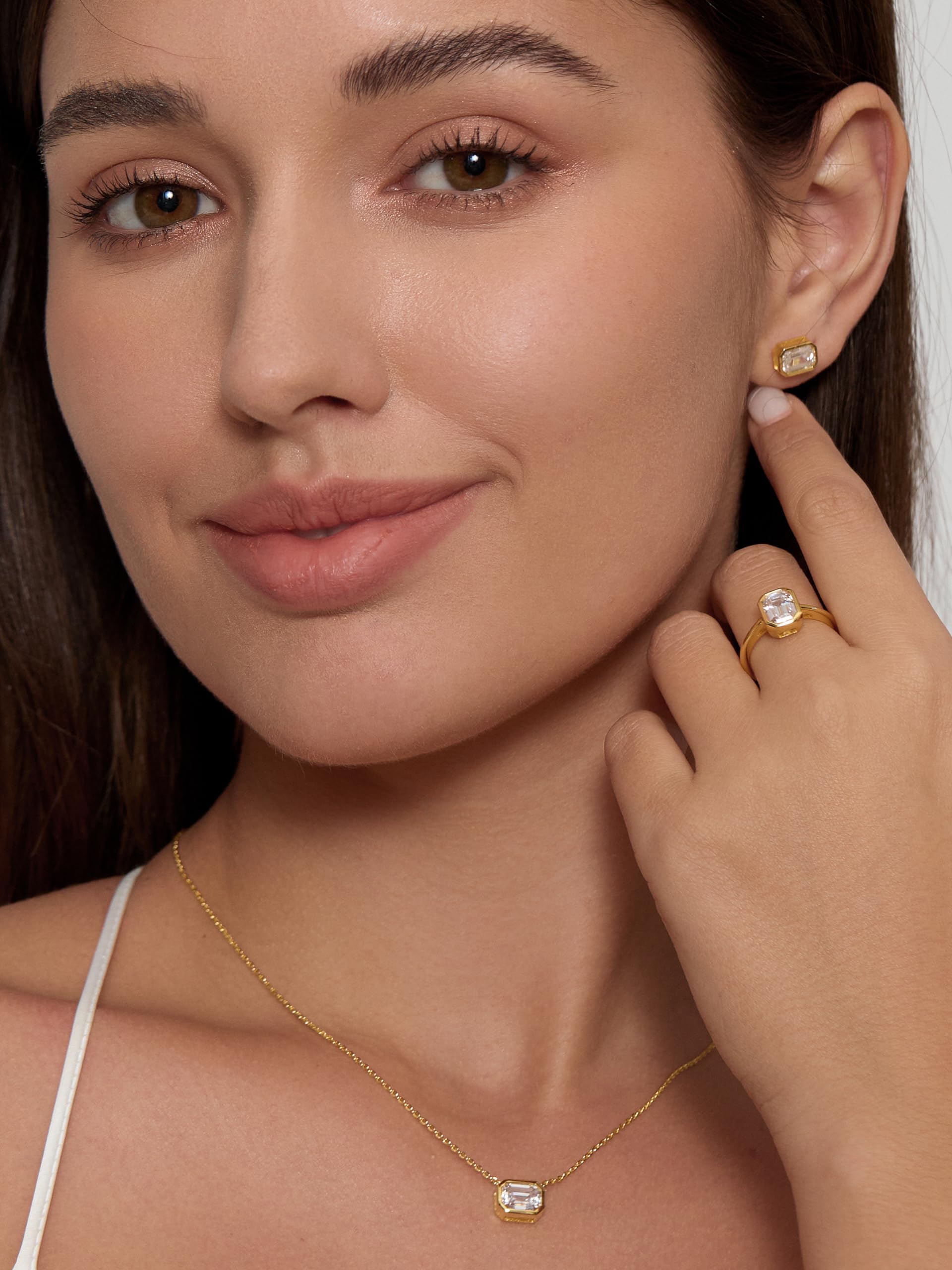 Michooyel Collana con pendente in argento sterling 925 placcato oro 18k per donne Collana con solitario taglio smeraldo da 1,5 carati CZ | Deliziose collane d'oro da donna