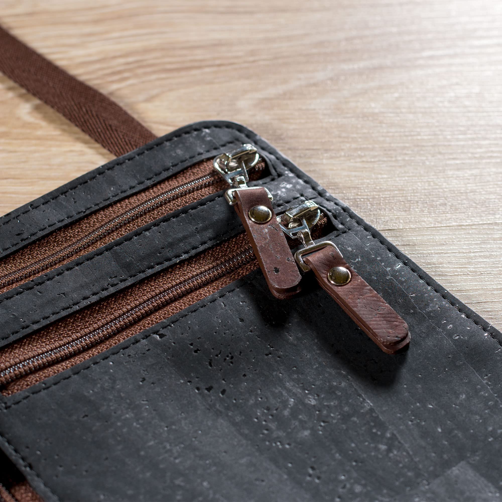 Corkor Portafoglio da viaggio in sughero, vegano, sottile, porta passaporto, blocco RFID, custodia da viaggio per proteggere contanti, carte di credito e documenti di viaggio, nero, Portafoglio Collo