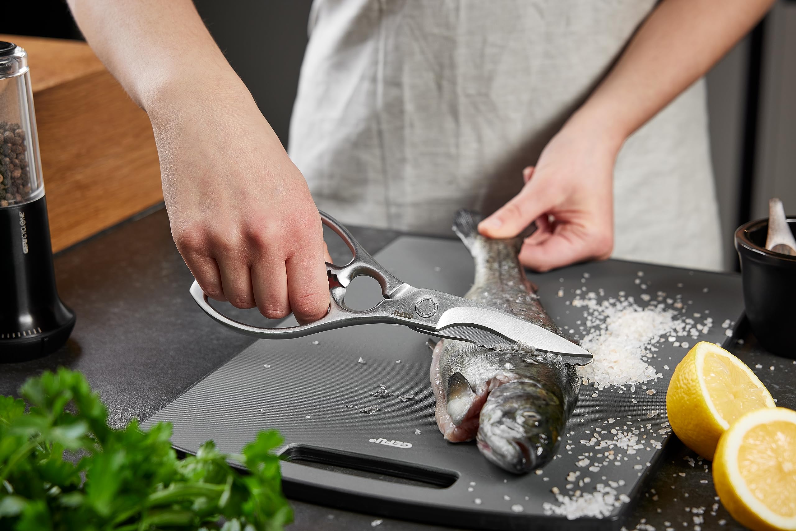 GEFU Vielzweckschere Primera - Universalschere Edelstahl mit Nussknacker | Scharfe Küchenschere mit Mikroverzahnung, Flaschenöffner und Drehverschluss-Öffner - Spülmaschinengeeignete Haushaltsschere