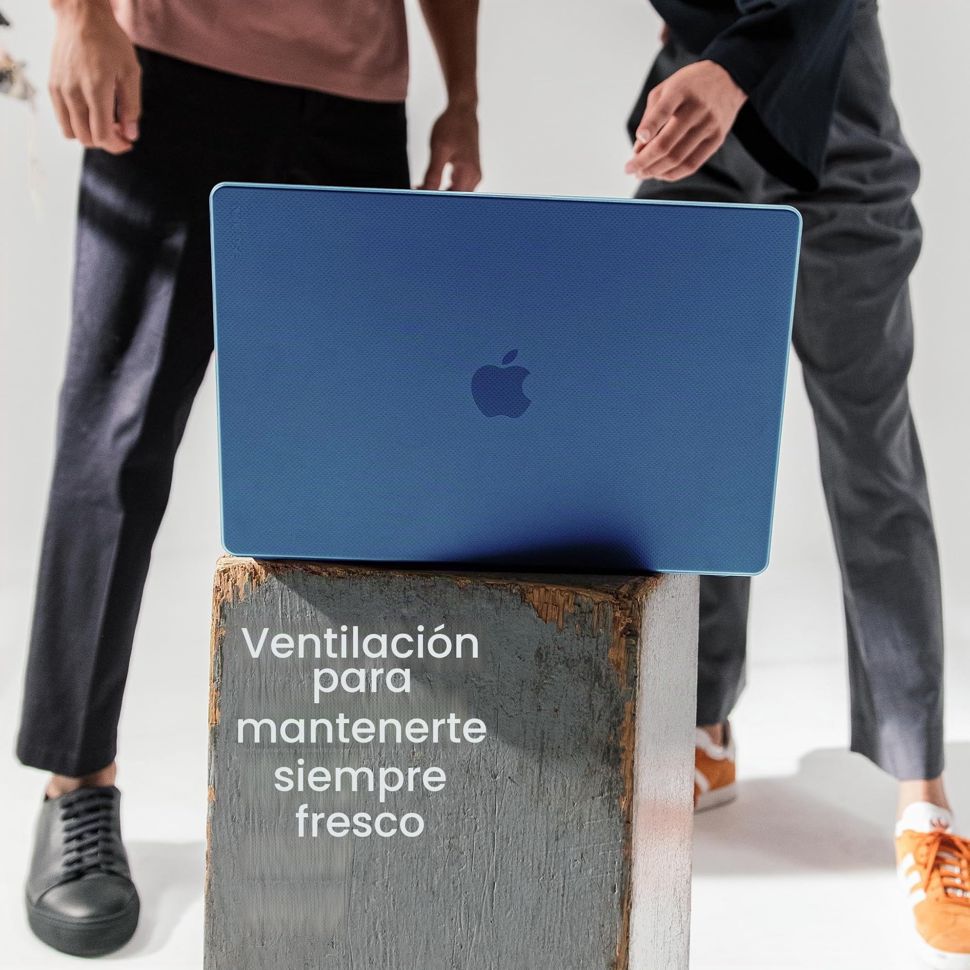 Incase Dots Hardshell with Makrolon® - Carcasa rígida protectora para MacBook Air 13" 2022, 2021, 2020, 2019, 2018 M1 - Resistente a los arañazos y ligera - Cobalto
