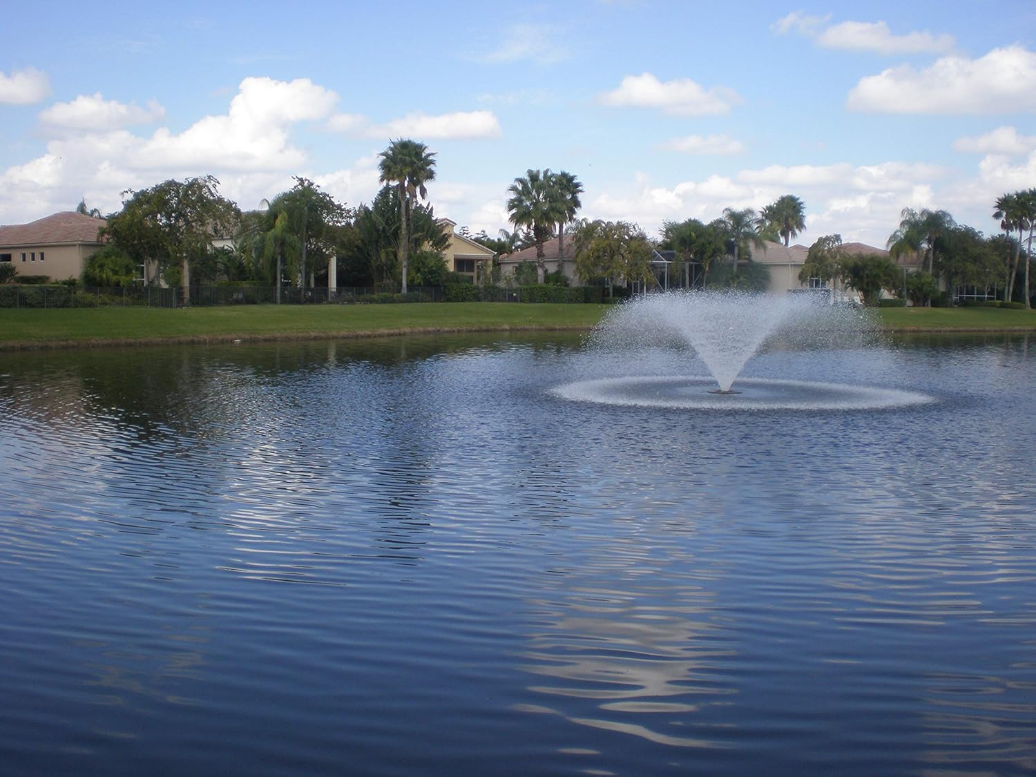 Kasco 5HP VFX Series Aerating Pond Fountain – 240V, Three Phase, 300 ft Power Cord – 5.3VFX300 - Large Pond Fountain