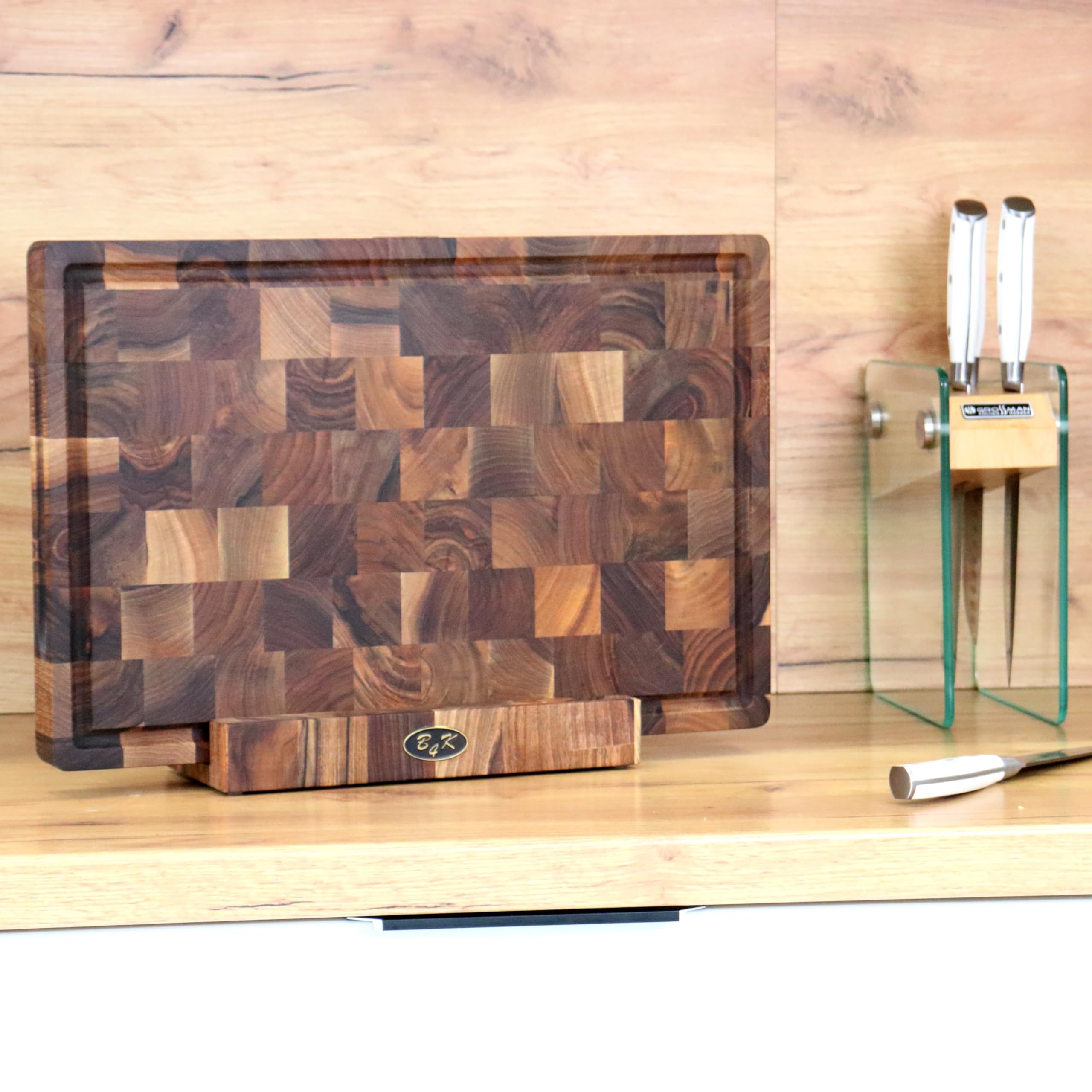 B4K Küchenbrett 45x30x4cm aus Massivem Walnussholz Stirnholz | Mit Ständer, Antibakteriell, Mit Griffen, Silikonfüße, Saftrille