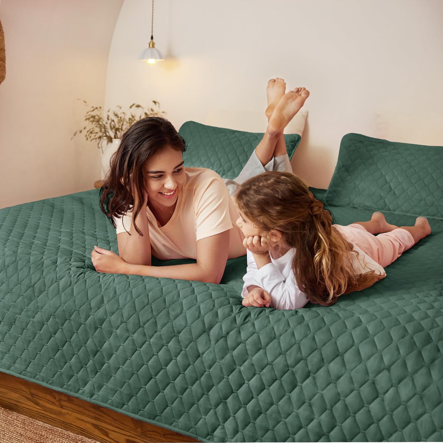 Exclusivo Mezcla Reversible King Size Quilt Bedding Set with Pillow Shams, Lightweight Quilts King Size, Soft Bedspreads Bed Coverlets for All Seasons - (Dark Green, 104"x96") - Image 3