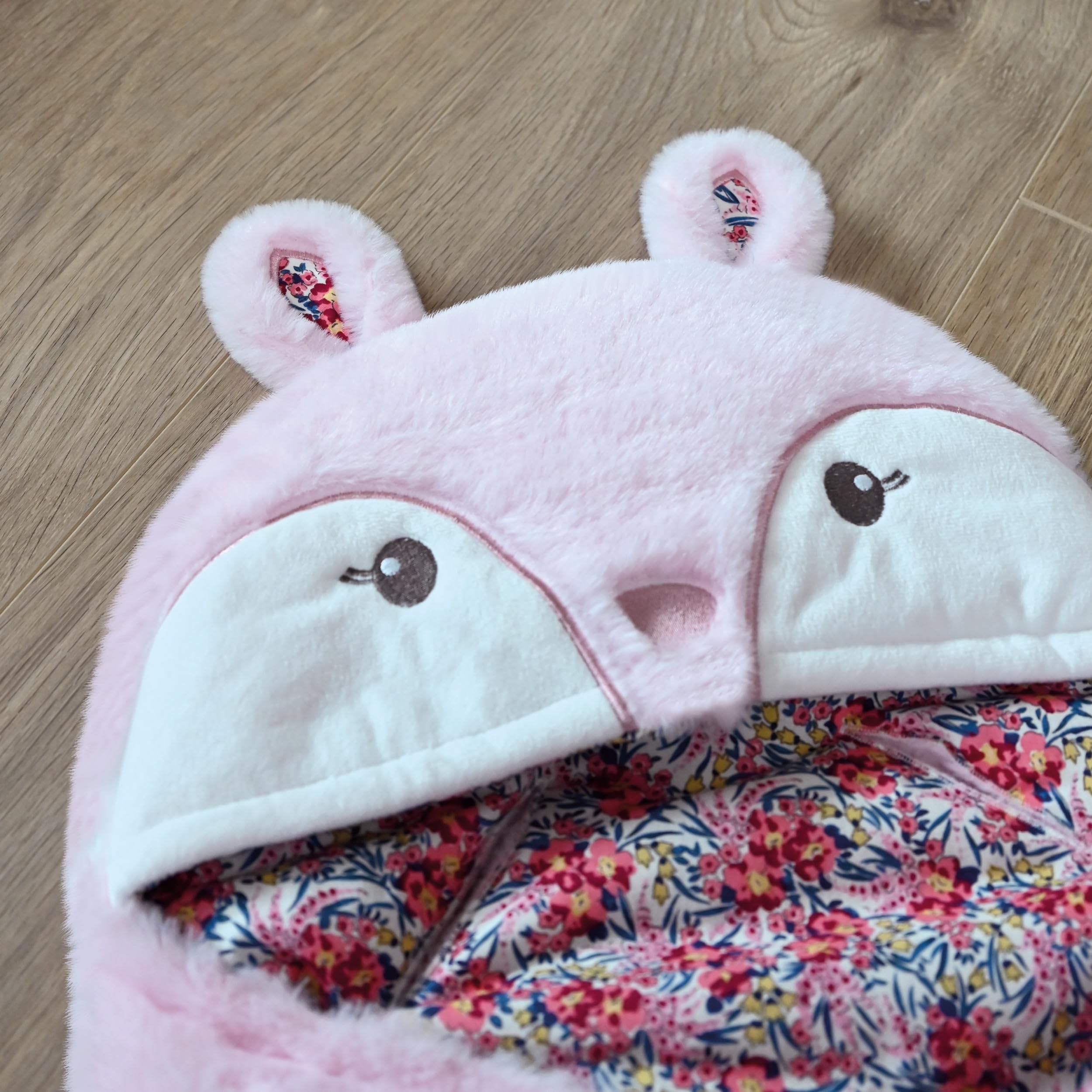 DOUDOU ET COMPAGNIE - Nid d'Ange Douillet BOH'AIME FAON - Couverture Matière Peluche Rose et Fleuri - Pour Siège Auto, Cosi, Poussette - Bébé 0 à 6 Mois - 69 cm - Cadeau De Naissance - DC4031