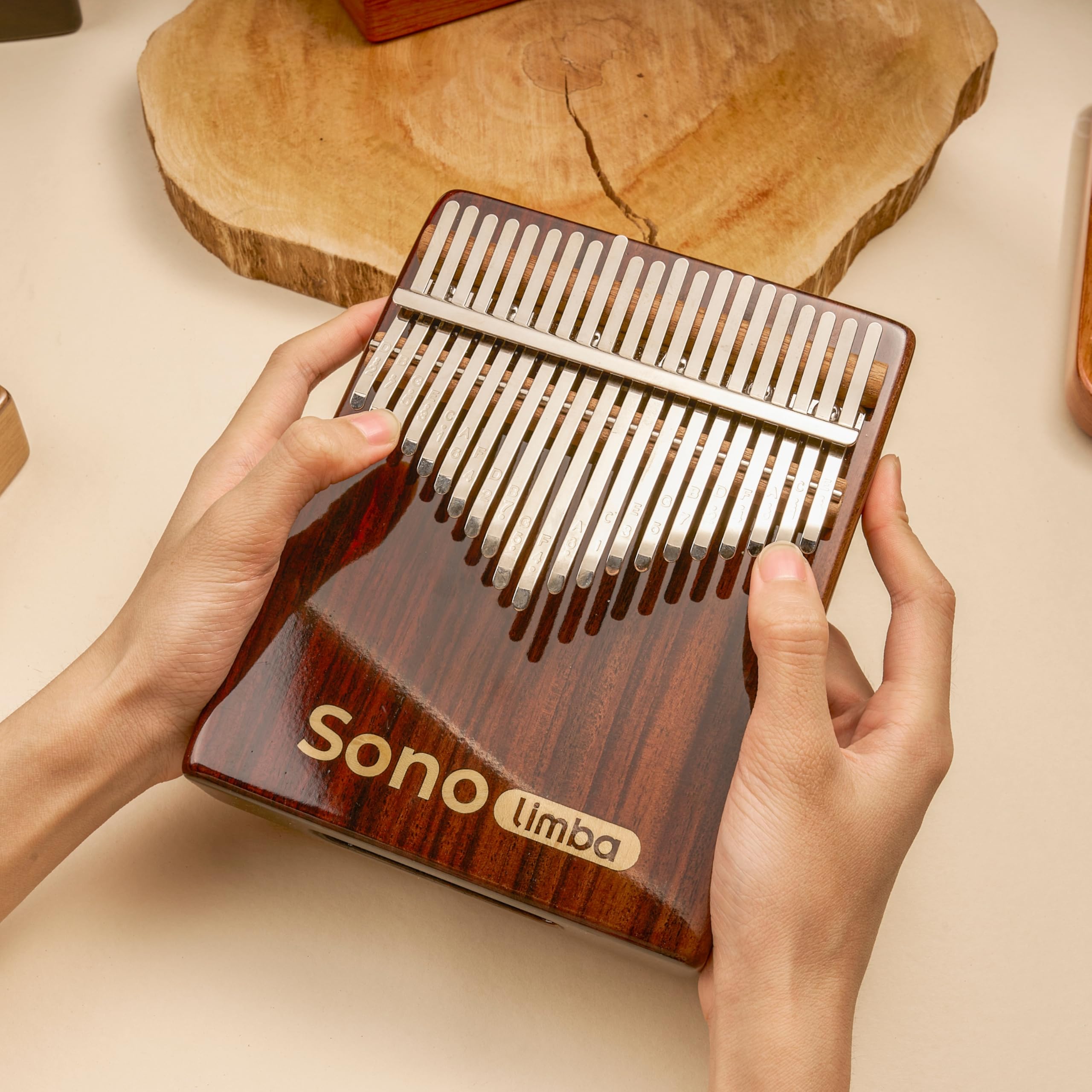Kalimba "Sonolimba" mit 21 Schlüsseln in C - Dur aus Rosenholz - Daumenklavier inkl. Set mit Liederbuch, Schutztasche, Stimmhammer und weiteres. Kalimba Instrument für Kinder und Erwachsene.