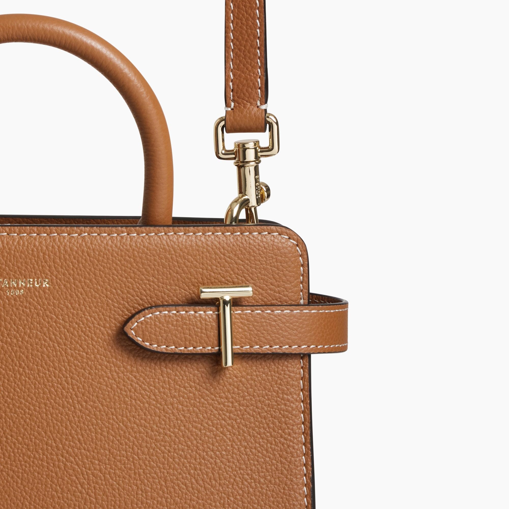 Le Tanneur, petit sac à main, sac bandoulière, en cuir grainé, emilie, femme, 2 poches plates, poche zippée, bandoulière ajustable et amovible, poignée, charm décoratif, porté épaule, croisé, main