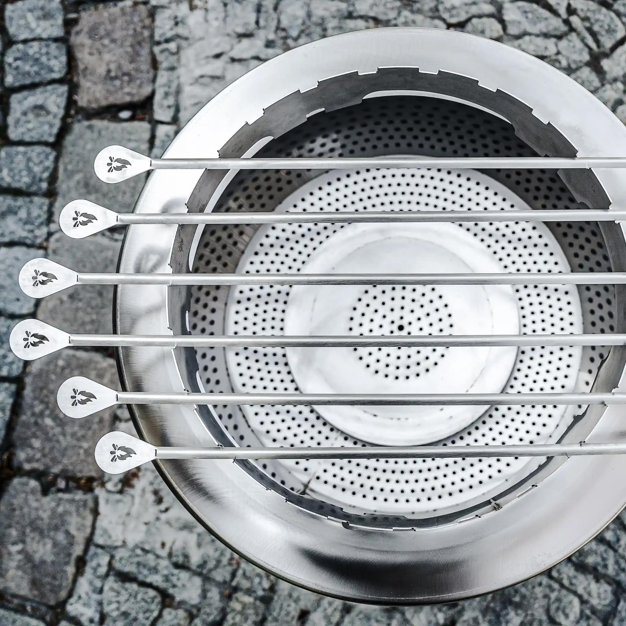 Masuria Schaschlikhalter für Alpha 600 - Hergestellt in EU - aus hochwertigem Edelstahl - gleichmäßiges Grillen - Perfekt für Camping, Angeltouren
