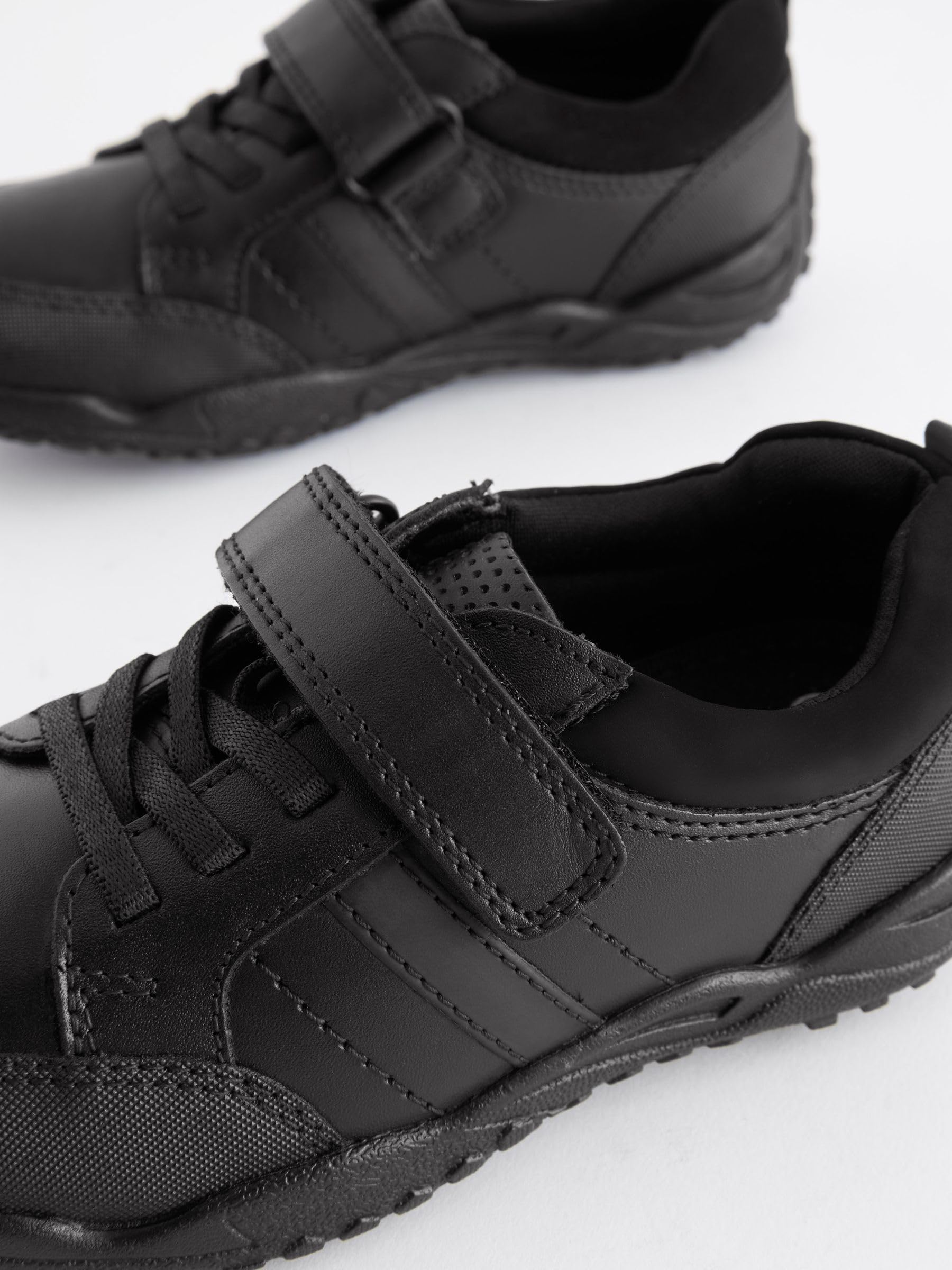 NEXT Niños Zapatos Escolares de Cuero con Cordones elásticos de Corte Ancho (H)