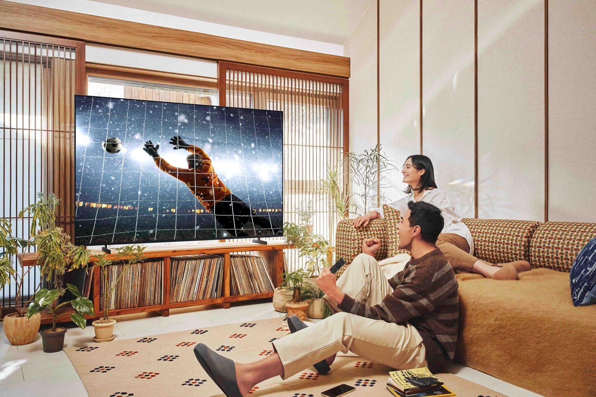 Samsung TV 43 Pouces Crystal UHD U7025F 4K Smart TV, Couleurs Incroyables avec Crystal Processor 4K, écoutez Tous Les Haut-​parleurs avec Q-​Symphony, données protégées, Knox Security et Gaming Hub