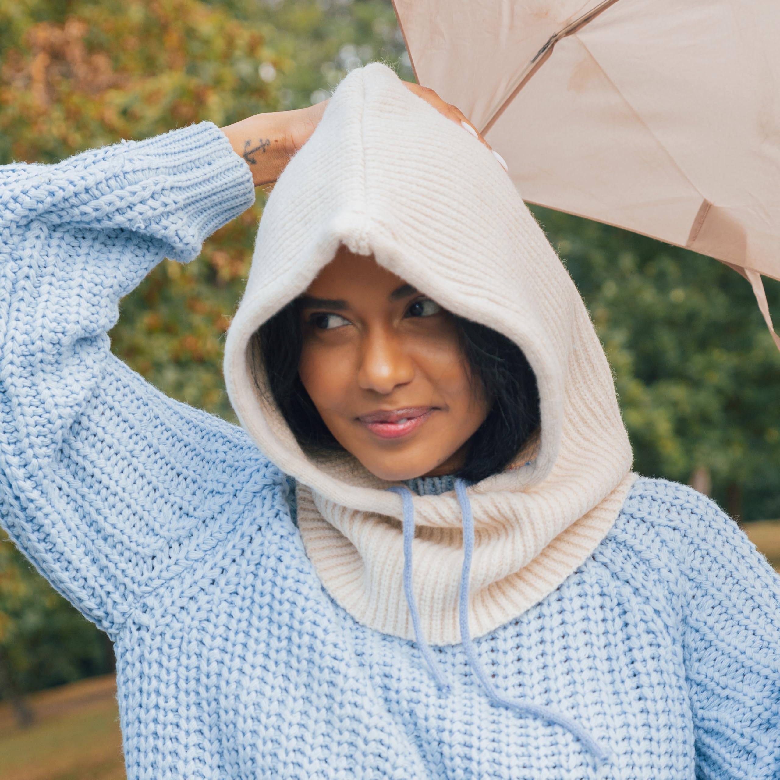Fisura – Balaclava beżowa "Born to be cute”, modna balaclava damska na zimę, pasamontañas z dzianiny z kapturem, stylowy dodatek i ochrona przed zimnem