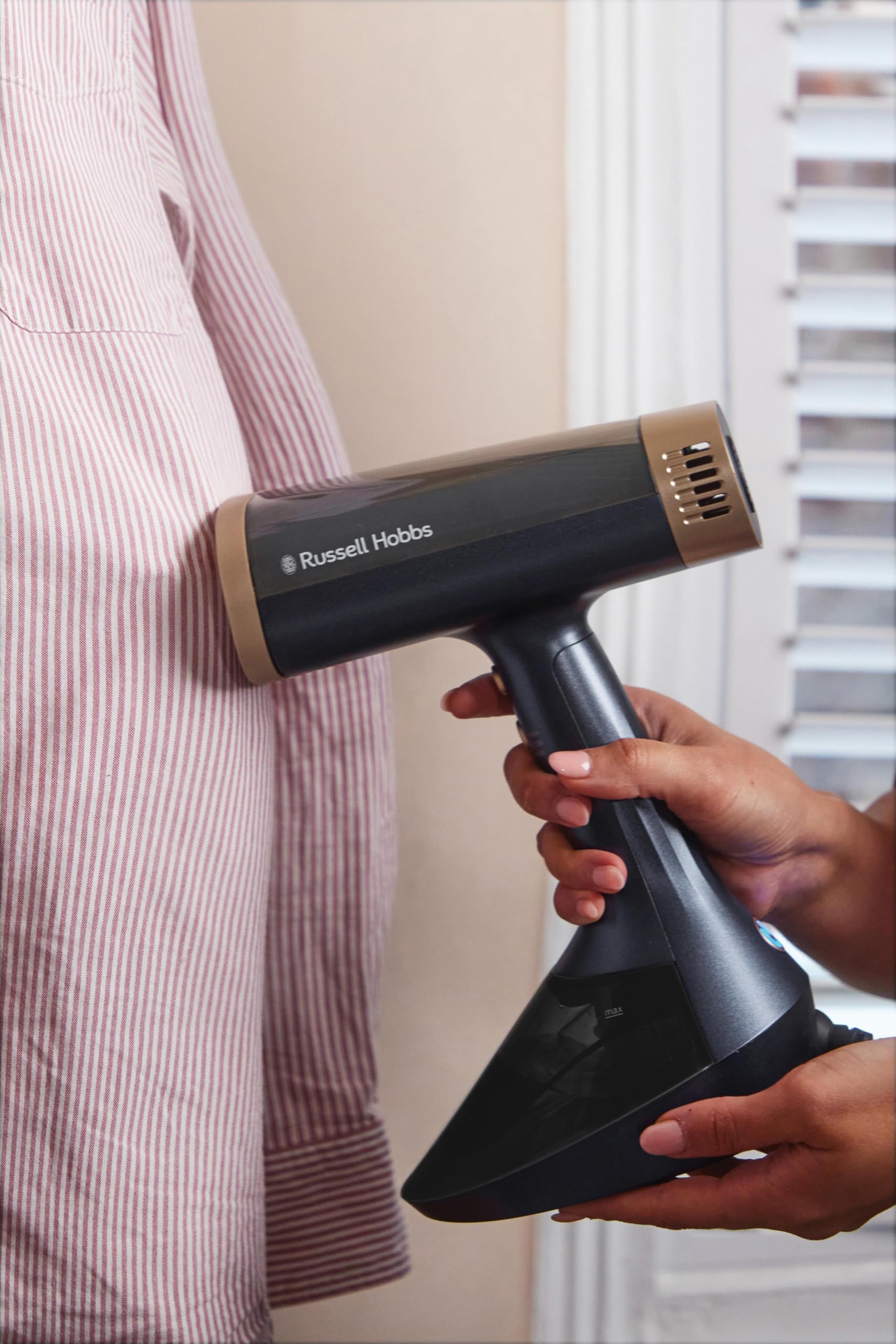 Russell Hobbs Vapore per indumenti a vapore Genie VacuSteam, 23 g/min vapore, 7 minuti di funzionamento, riscaldamento 40 secondi, stiratura efficiente e potenza di aspirazione