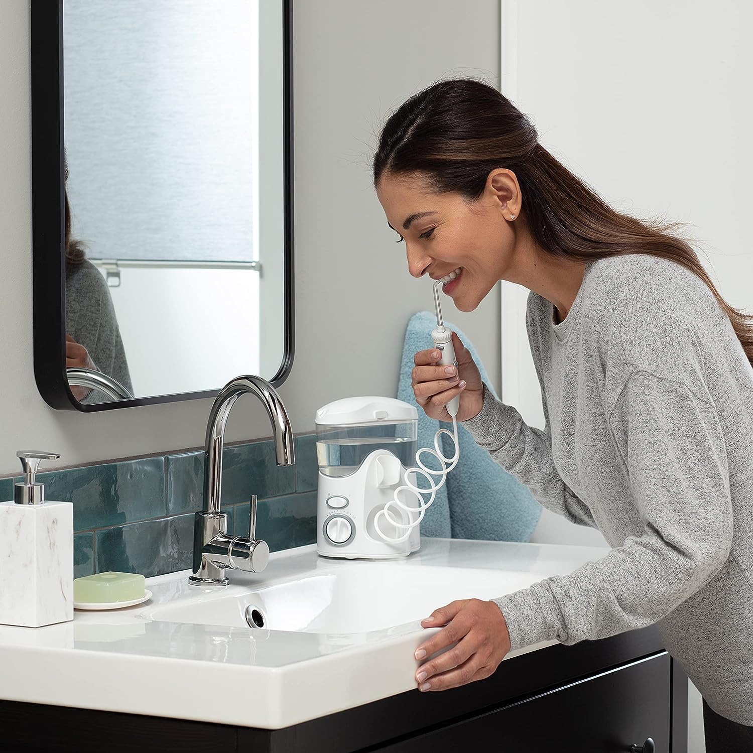 Waterpik - Irrigador bucal - WF100EU Ultra - Irrigador dental con 6 boquillas y tapa para tarjeta Arkebion® con protección RFID