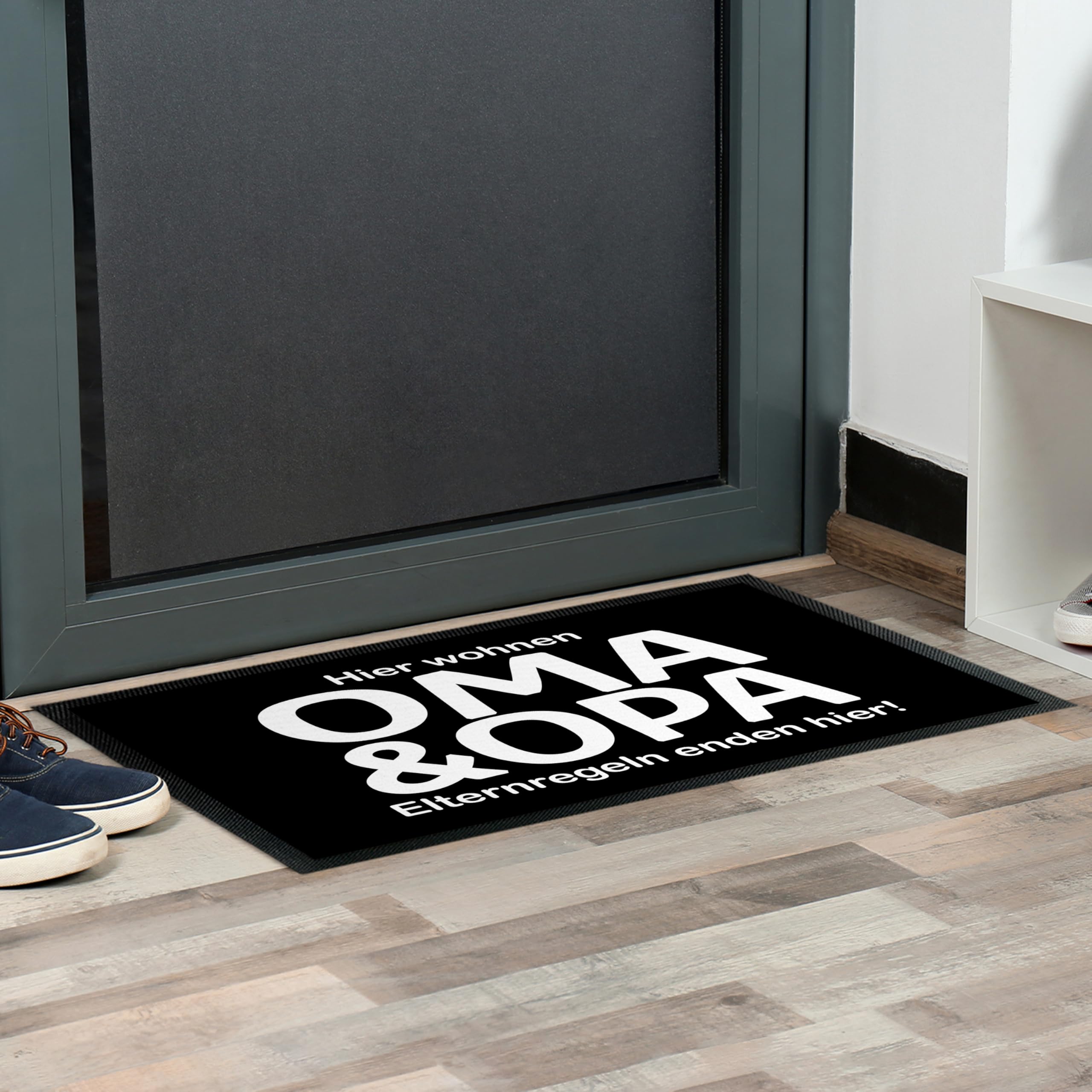 True Statements Deko-Fußmatte 75 x 50 cm Hier wohnen Oma & Opa - Geschenk für Großeltern zur Rente - rutschfeste Schmutzfangmatte Türvorleger Eingangstürmatte Fußabtreter Innen & Außen