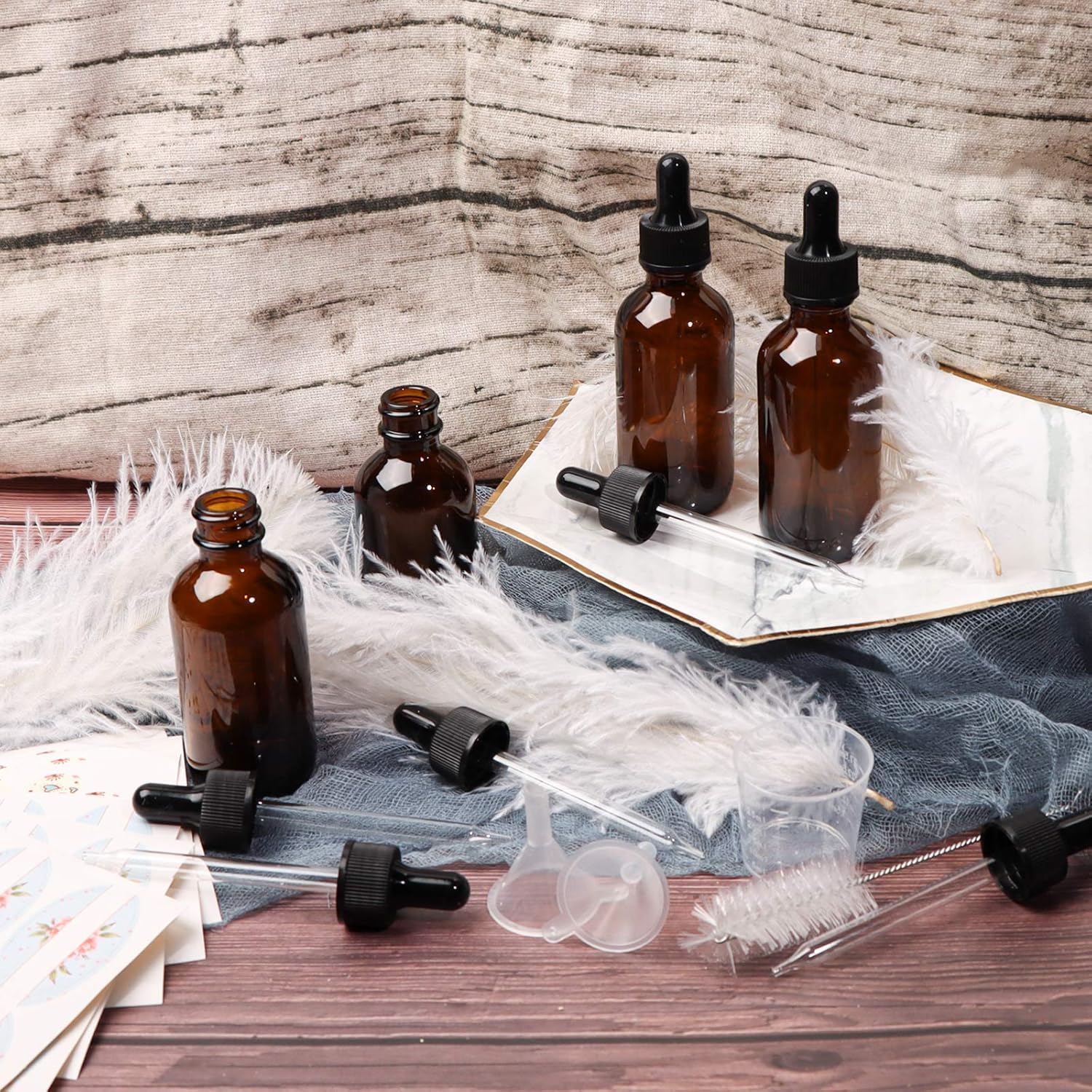 Confezione da 24 flaconi in vetro ambrato da 60 ml, con contagocce in vetro per oli essenziali, profumi (pennello, imbuti, 2 contagocce extra, 36 etichette e misurino da 30 ml inclusi)