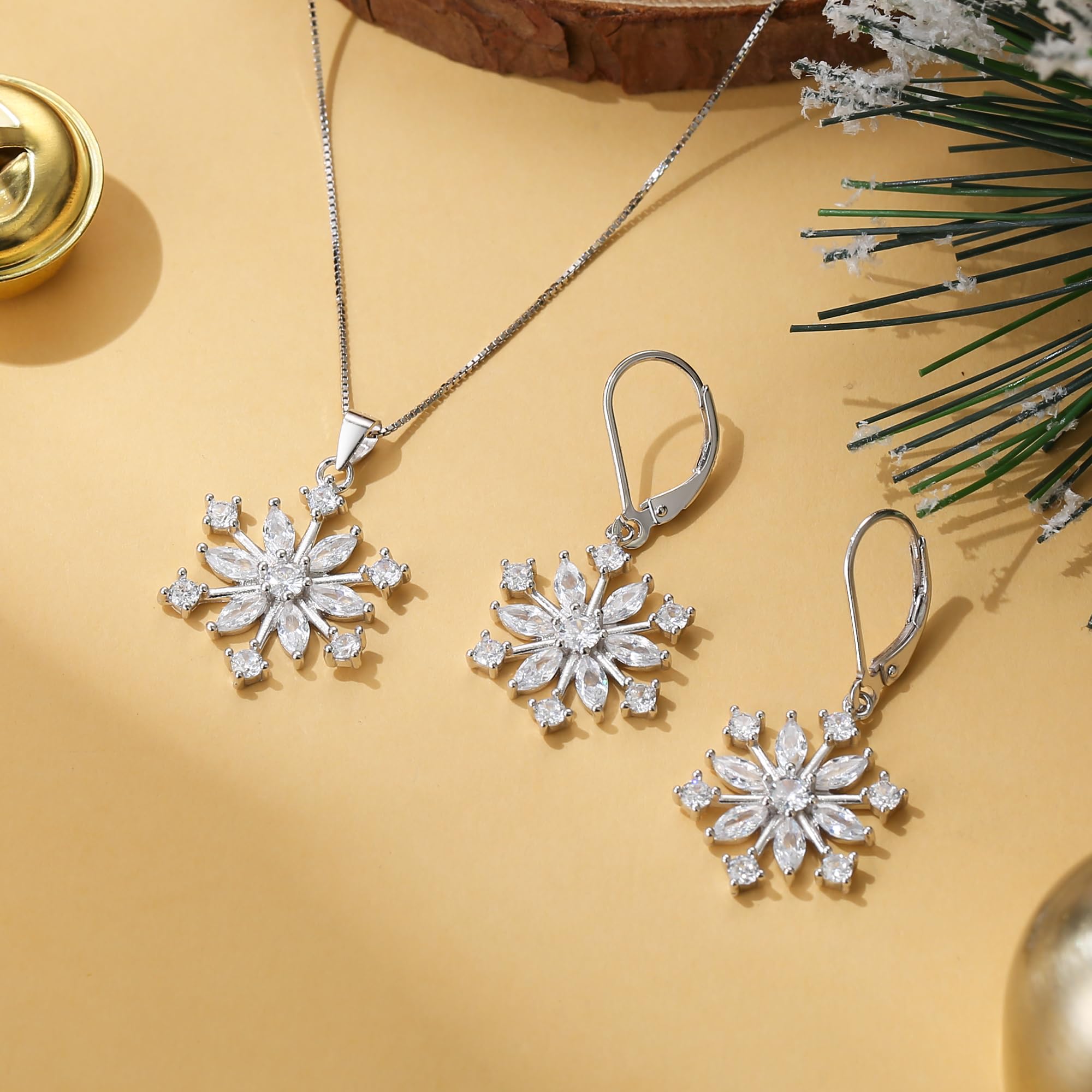 EVER FAITH Fiocco di Neve Jewerly Set Argento Inverno Accessorio Lucente Zircone Fiore Collana Leverback Orecchini Set