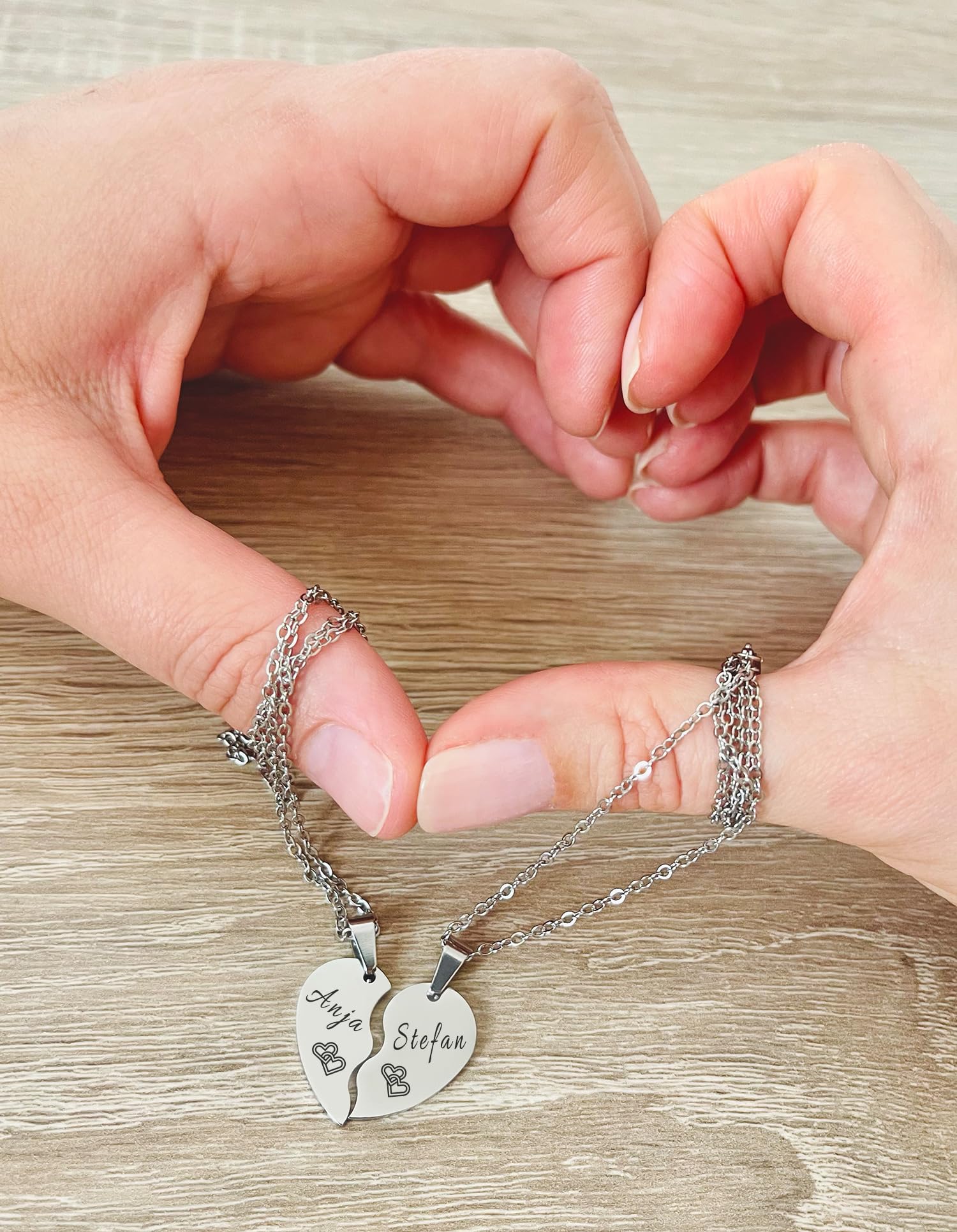 Herz Halskette für Paare mit Gravur | personalisiert mit Name, Datum, Spruch | Damen, Herren, Freundin, Verliebte | Kette verstellbar 45 cm, wasserfest mit Rückseite
